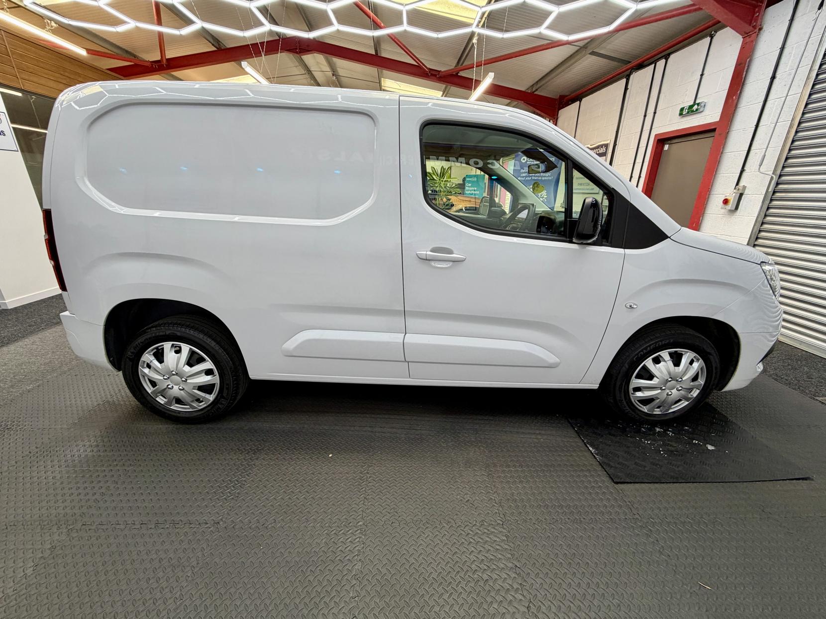 2023 Vauxhall Combo 1.5 Turbo D 2300 Pro Panel Van 5dr Diesel Manual L1 H1 Euro 6 (s/s) (100 ps) - Thumbnail 8