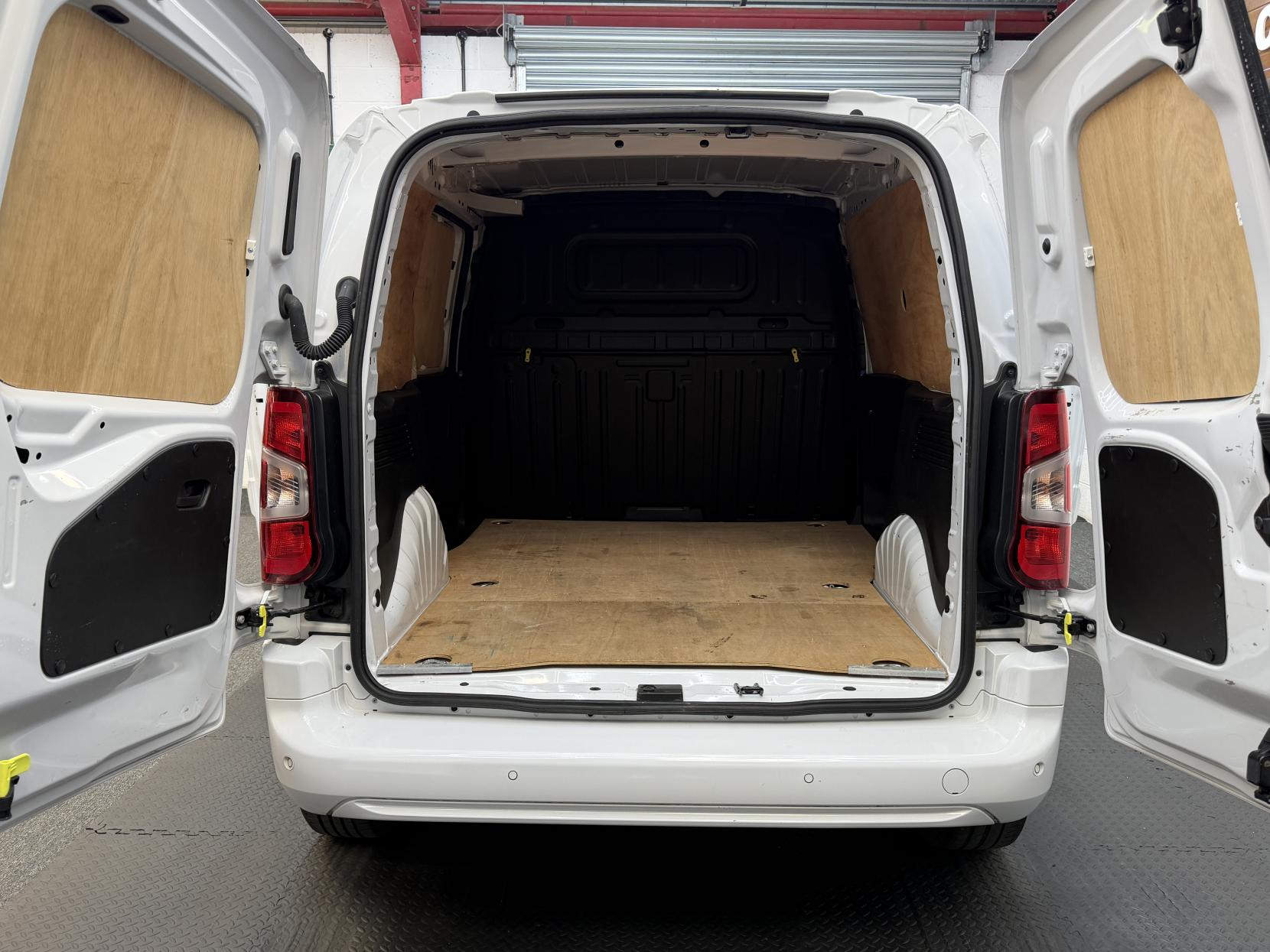 2023 Vauxhall Combo 1.5 Turbo D 2300 Pro Panel Van 5dr Diesel Manual L1 H1 Euro 6 (s/s) (100 ps) - Thumbnail 9
