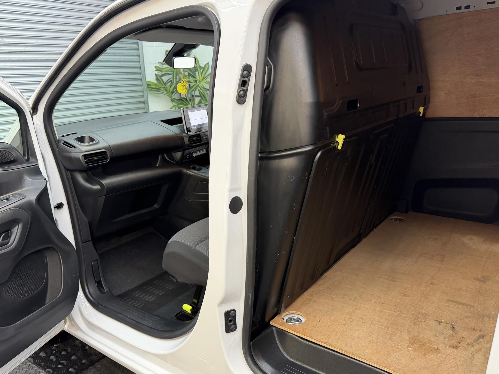 2023 Vauxhall Combo 1.5 Turbo D 2300 Pro Panel Van 5dr Diesel Manual L1 H1 Euro 6 (s/s) (100 ps) - Thumbnail 19