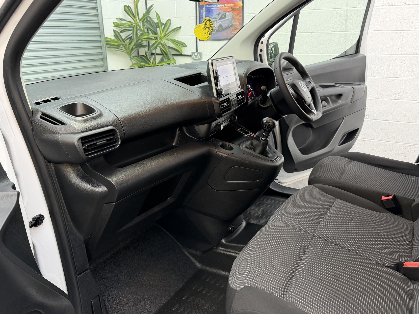 2023 Vauxhall Combo 1.5 Turbo D 2300 Pro Panel Van 5dr Diesel Manual L1 H1 Euro 6 (s/s) (100 ps) - Thumbnail 21