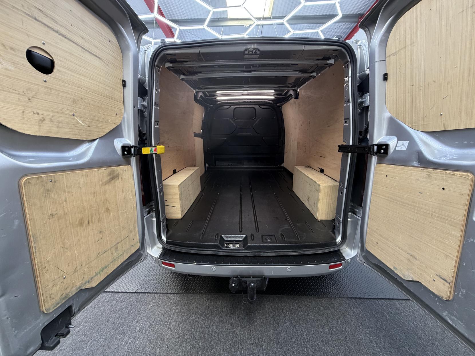 2023 Ford Transit Custom 2.0 300 EcoBlue Limited Panel Van 5dr Diesel Manual L2 H1 Euro 6 (s/s) (130 ps) - Thumbnail 17