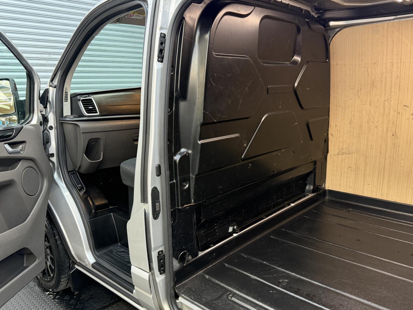 2023 Ford Transit Custom 2.0 300 EcoBlue Limited Panel Van 5dr Diesel Manual L2 H1 Euro 6 (s/s) (130 ps) - Thumbnail 23