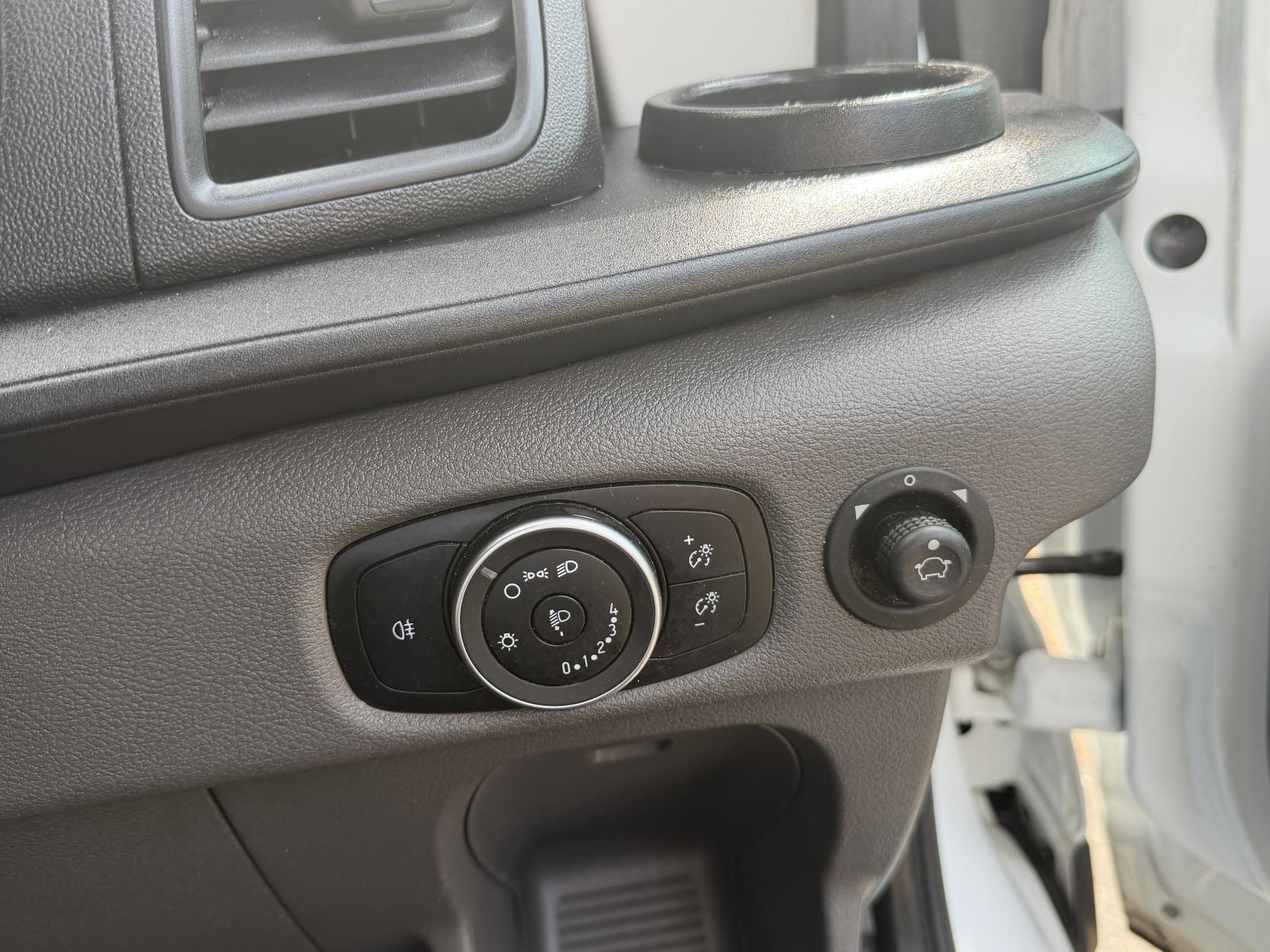 2022 Ford Transit 2.0 350 EcoBlue Leader Luton 3dr Diesel Manual FWD L4 Euro 6 (s/s) (130 ps) - Thumbnail 18
