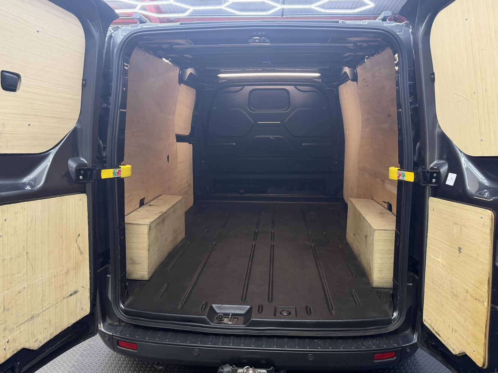 2023 Ford Transit Custom 2.0 300 EcoBlue Limited Panel Van 5dr Diesel Manual L2 H1 Euro 6 (s/s) (130 ps) - Thumbnail 19