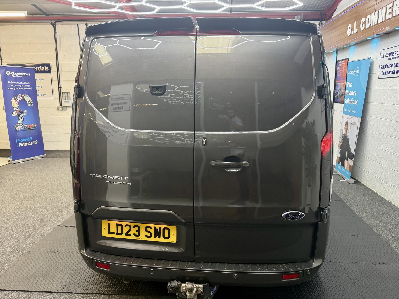 2023 Ford Transit Custom 2.0 300 EcoBlue Limited Panel Van 5dr Diesel Manual L2 H1 Euro 6 (s/s) (130 ps) - Thumbnail 5