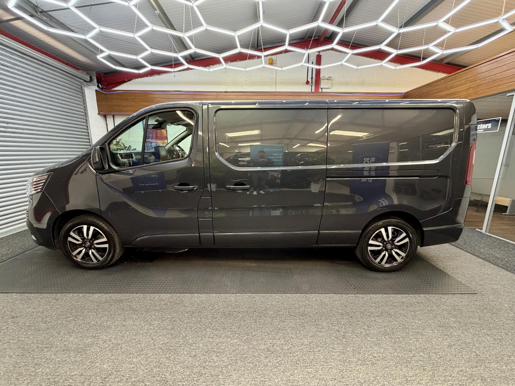 2023 Renault Trafic 2.0 dCi Blue LL30 Sport+ Panel Van 5dr Diesel Manual L2 H1 Euro 6 (s/s) (150 ps) - Thumbnail 2