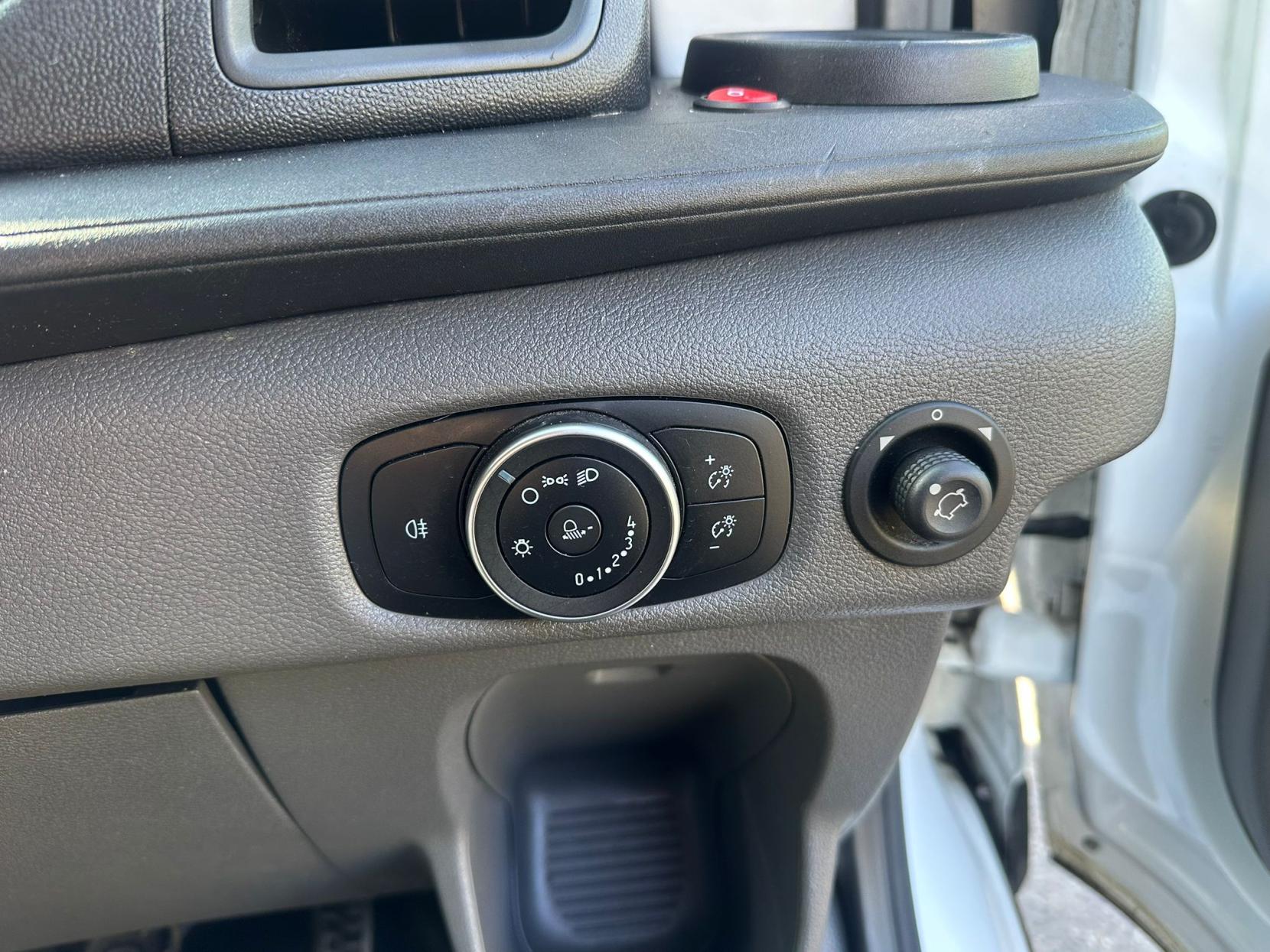 2023 Ford Transit 2.0 350 EcoBlue Leader Luton 3dr Diesel Manual RWD L4 Euro 6 (s/s) (130 ps) - Thumbnail 11