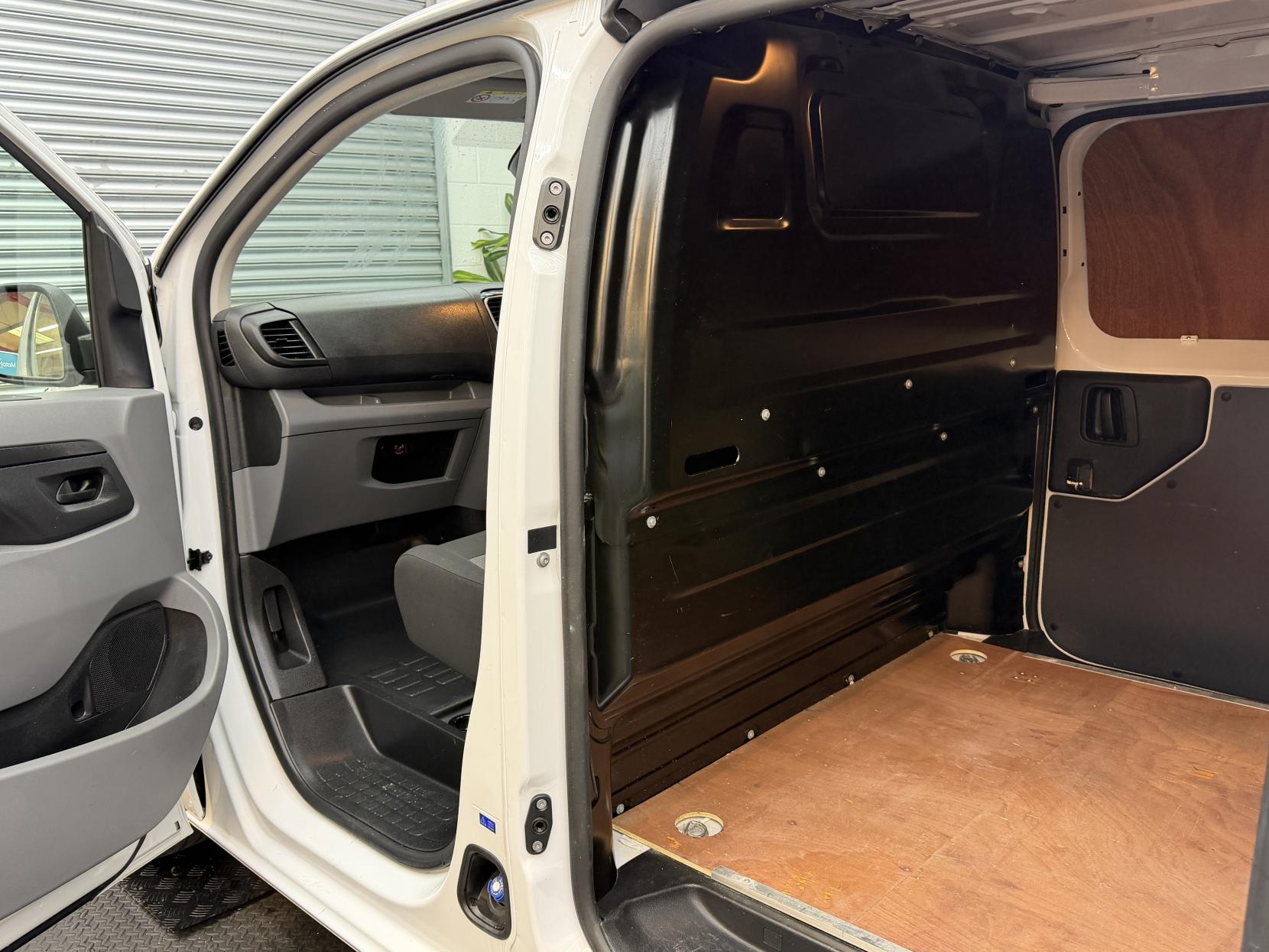 2022 Vauxhall Vivaro 1.5 Turbo D 2900 Dynamic Panel Van 6dr Diesel Manual L2 H1 Euro 6 (s/s) (100 ps) - Thumbnail 11