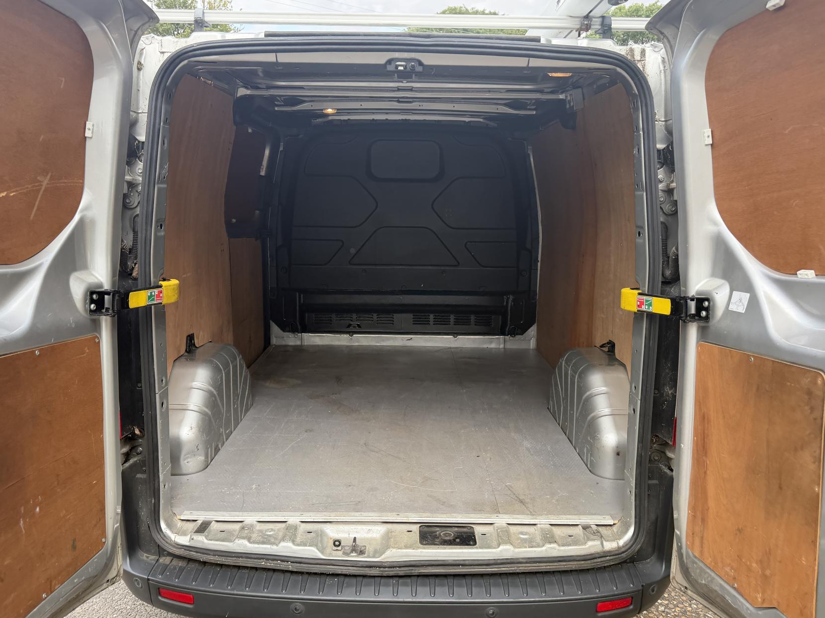 2016 Ford Transit Custom 2.2 TDCi 330 Trend Panel Van 5dr Diesel Manual L2 H1 (197 g/km, 123 bhp) - Thumbnail 11