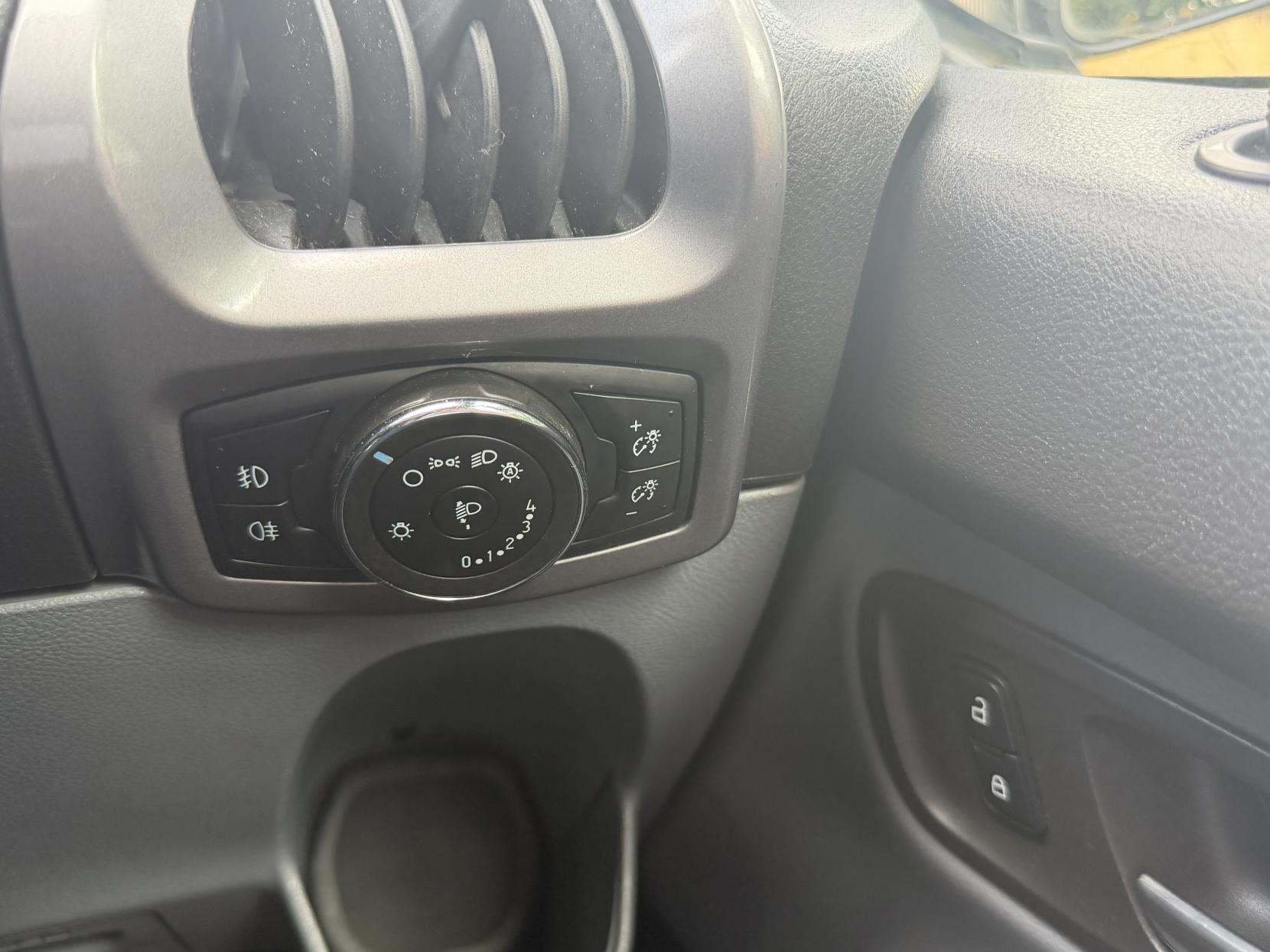 2016 Ford Transit Custom 2.2 TDCi 330 Trend Panel Van 5dr Diesel Manual L2 H1 (197 g/km, 123 bhp) - Thumbnail 18
