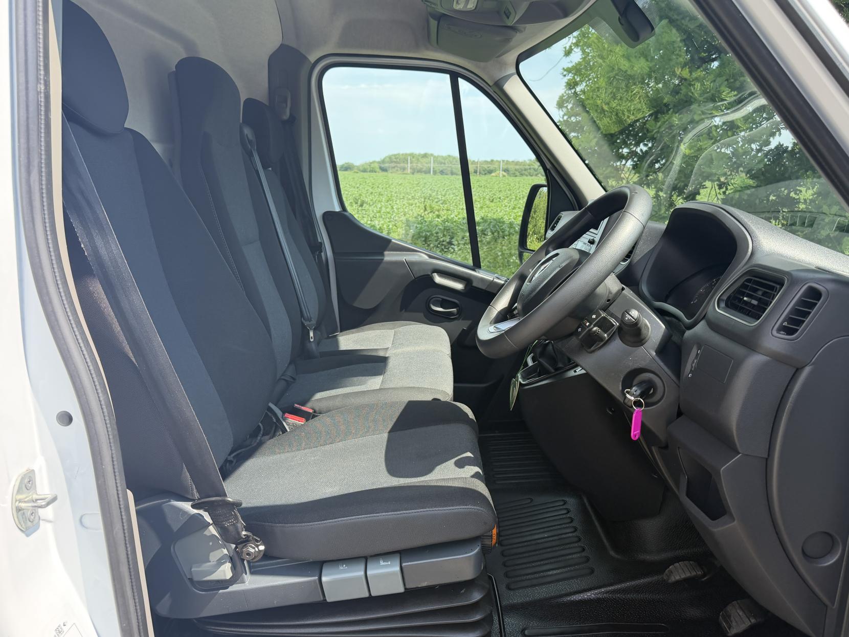 2023 Renault Master 2.3 dCi 35 Business+ Panel Van 4dr Diesel Manual FWD LWB Medium Roof Euro 6 (135 ps) - Thumbnail 15
