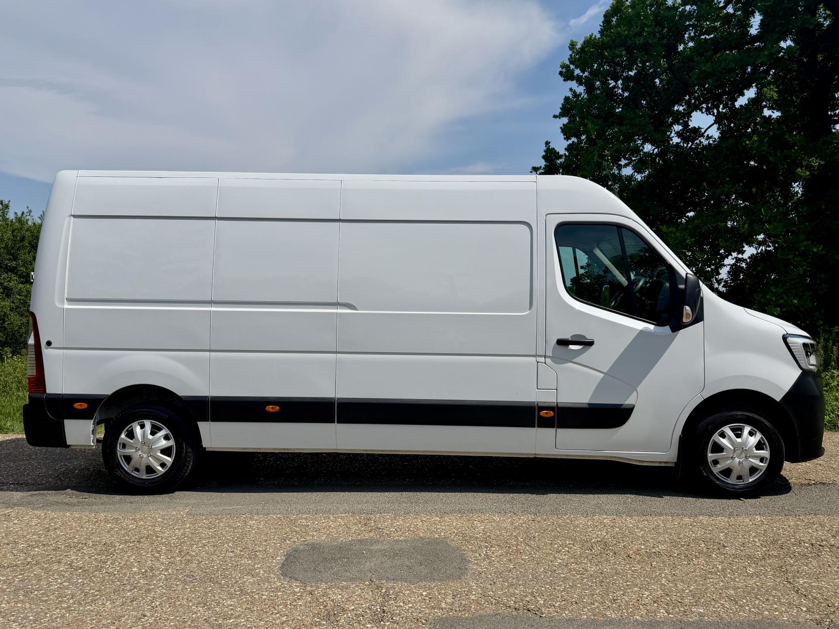 2023 Renault Master 2.3 dCi 35 Business+ Panel Van 4dr Diesel Manual FWD LWB Medium Roof Euro 6 (135 ps) - Thumbnail 6
