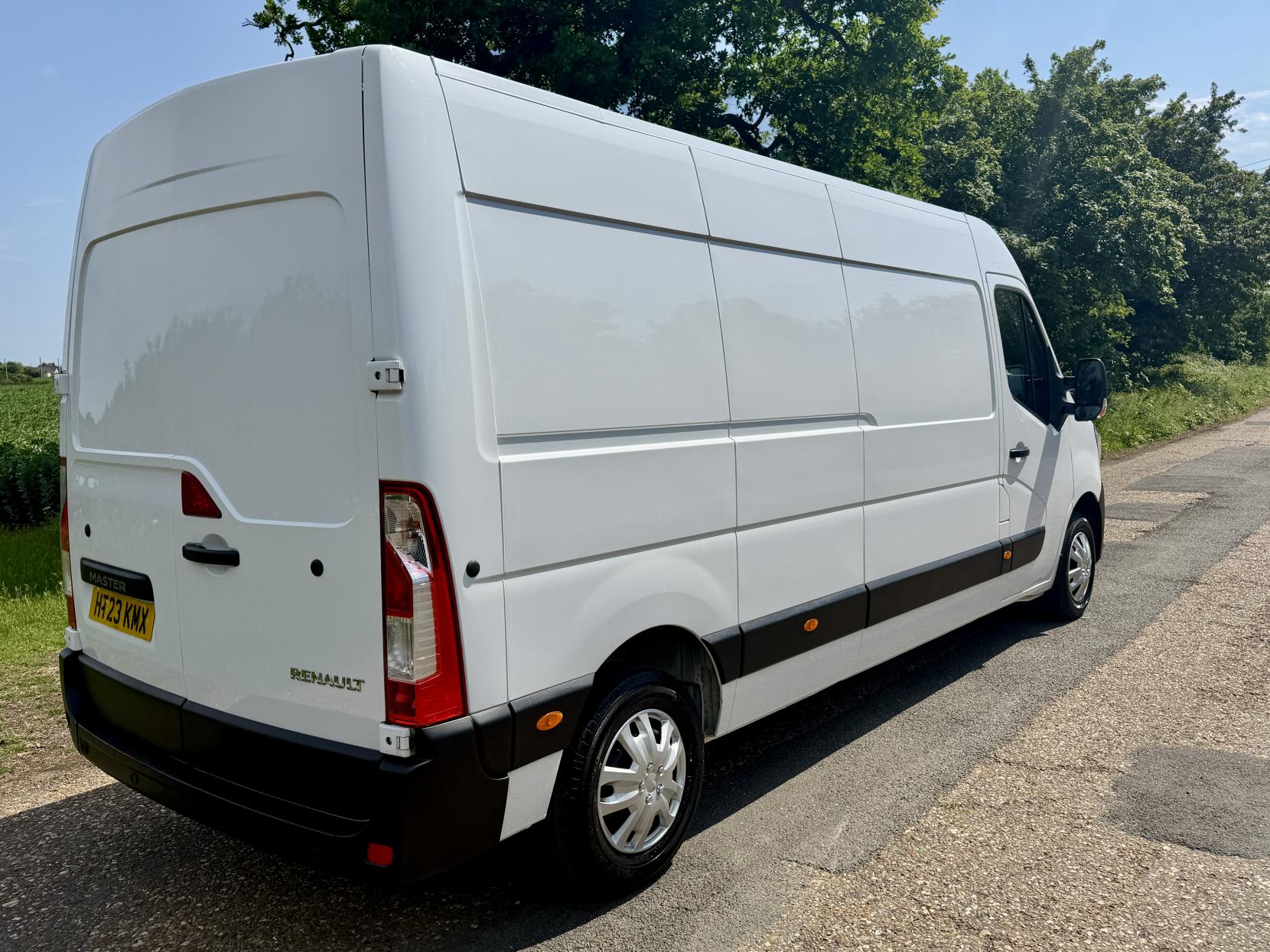 2023 Renault Master 2.3 dCi 35 Business+ Panel Van 4dr Diesel Manual FWD LWB Medium Roof Euro 6 (135 ps) - Thumbnail 4