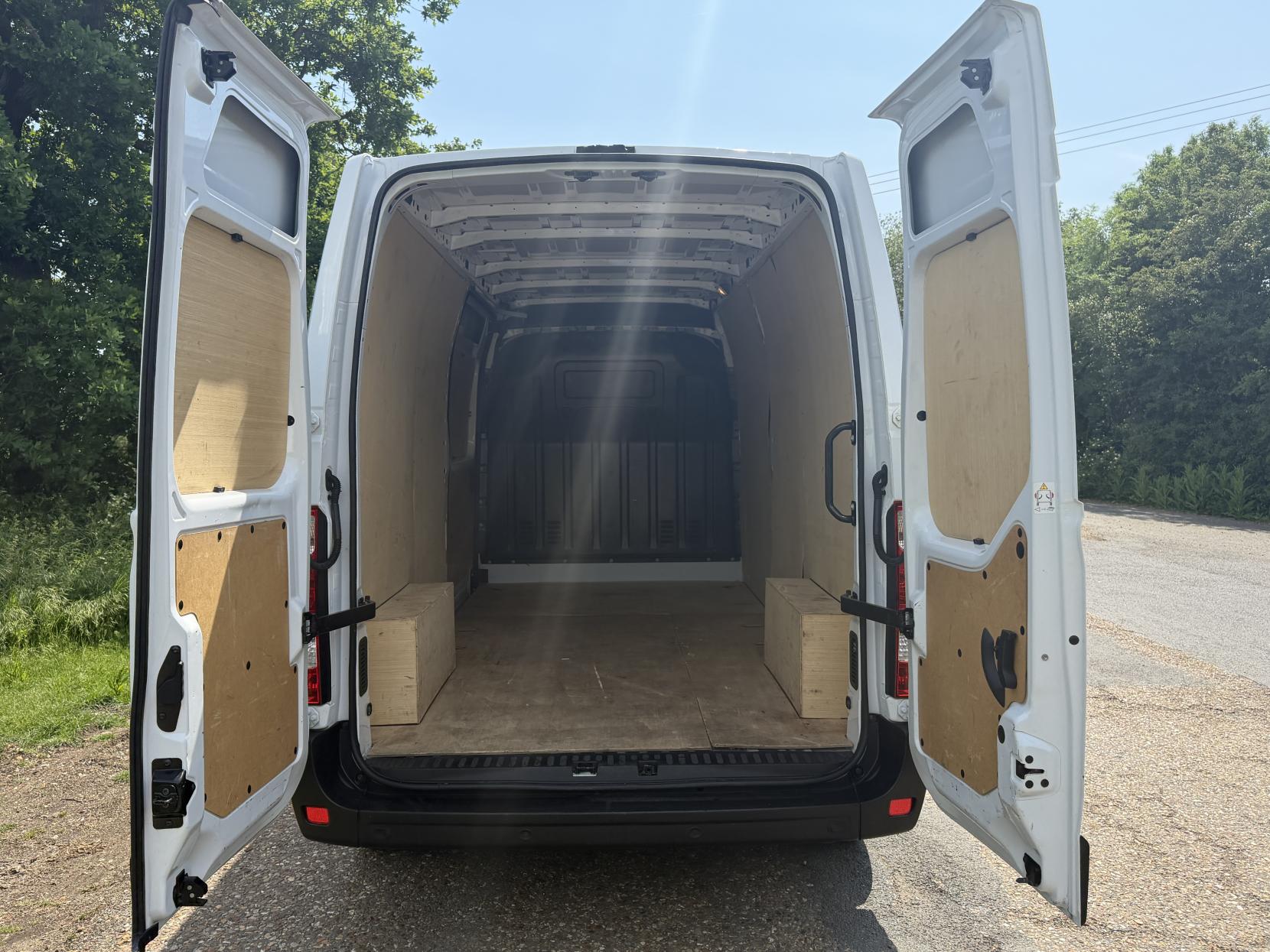 2023 Renault Master 2.3 dCi 35 Business+ Panel Van 4dr Diesel Manual FWD LWB Medium Roof Euro 6 (135 ps) - Thumbnail 16