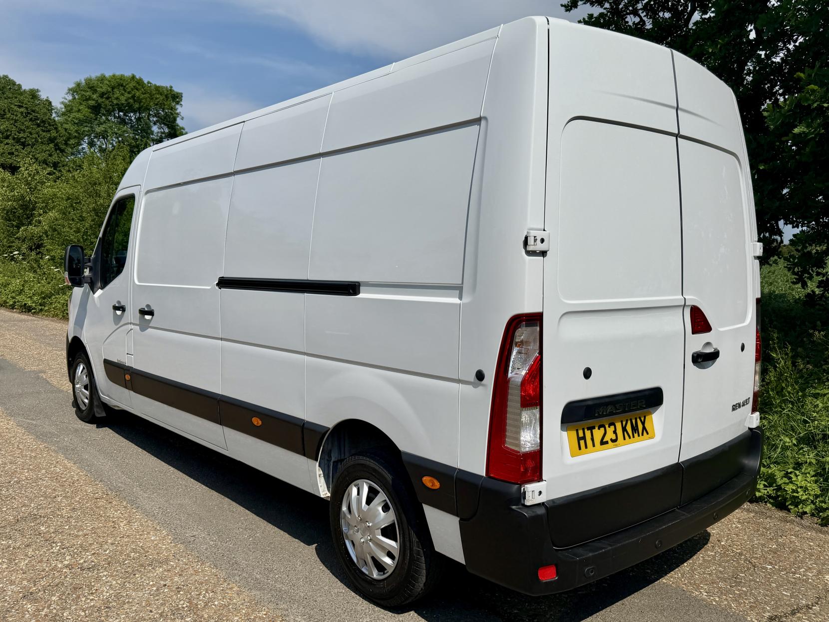 2023 Renault Master 2.3 dCi 35 Business+ Panel Van 4dr Diesel Manual FWD LWB Medium Roof Euro 6 (135 ps) - Thumbnail 3