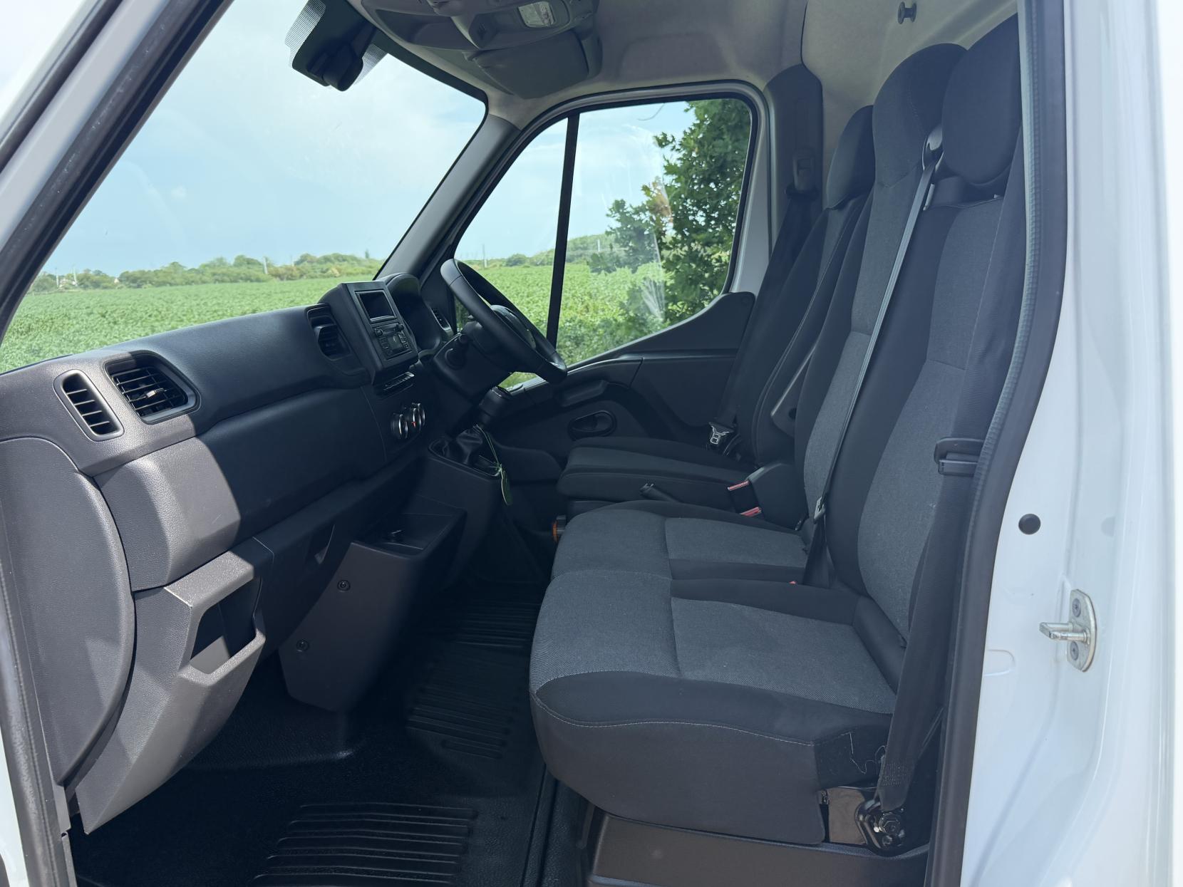 2023 Renault Master 2.3 dCi 35 Business+ Panel Van 4dr Diesel Manual FWD LWB Medium Roof Euro 6 (135 ps) - Thumbnail 9