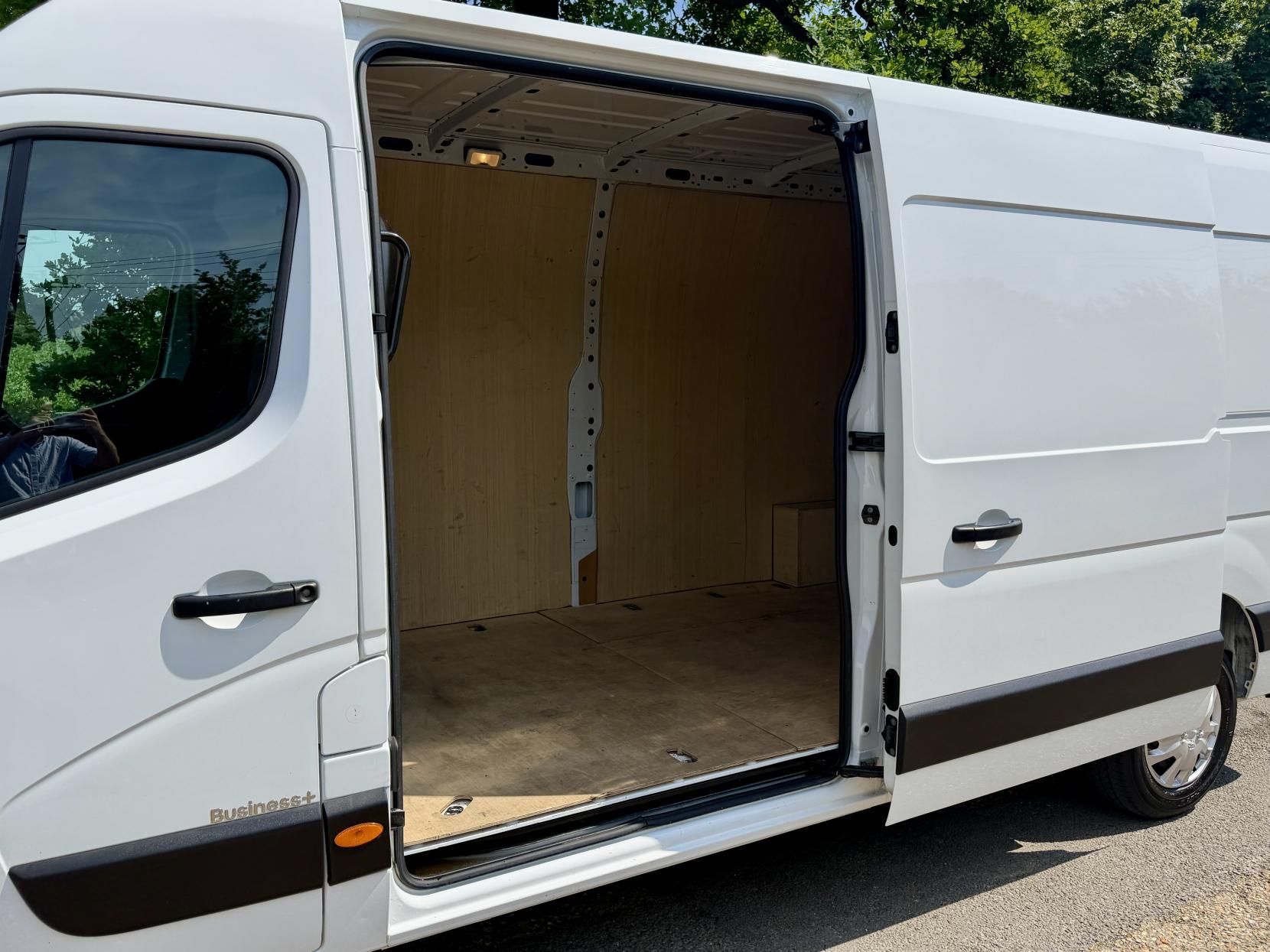2023 Renault Master 2.3 dCi 35 Business+ Panel Van 4dr Diesel Manual FWD LWB Medium Roof Euro 6 (135 ps) - Thumbnail 10