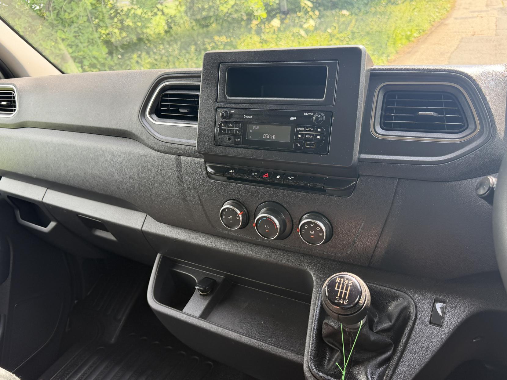 2023 Renault Master 2.3 dCi 35 Business+ Panel Van 4dr Diesel Manual FWD LWB Medium Roof Euro 6 (135 ps) - Thumbnail 12