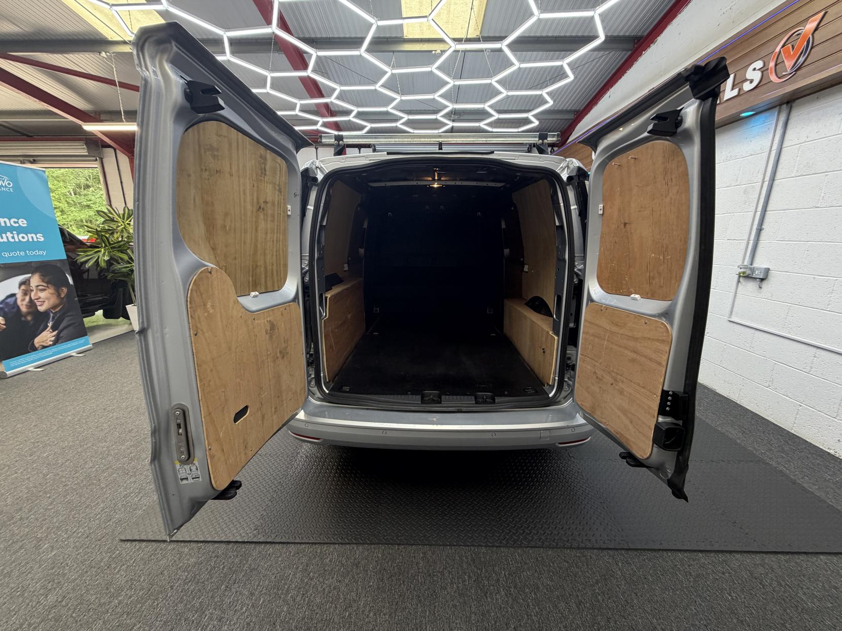 2021 Volkswagen Caddy Maxi 2.0 TDI C20 Commerce Pro Panel Van 6dr Diesel Manual LWB Euro 6 (s/s) (102 ps) - Thumbnail 9