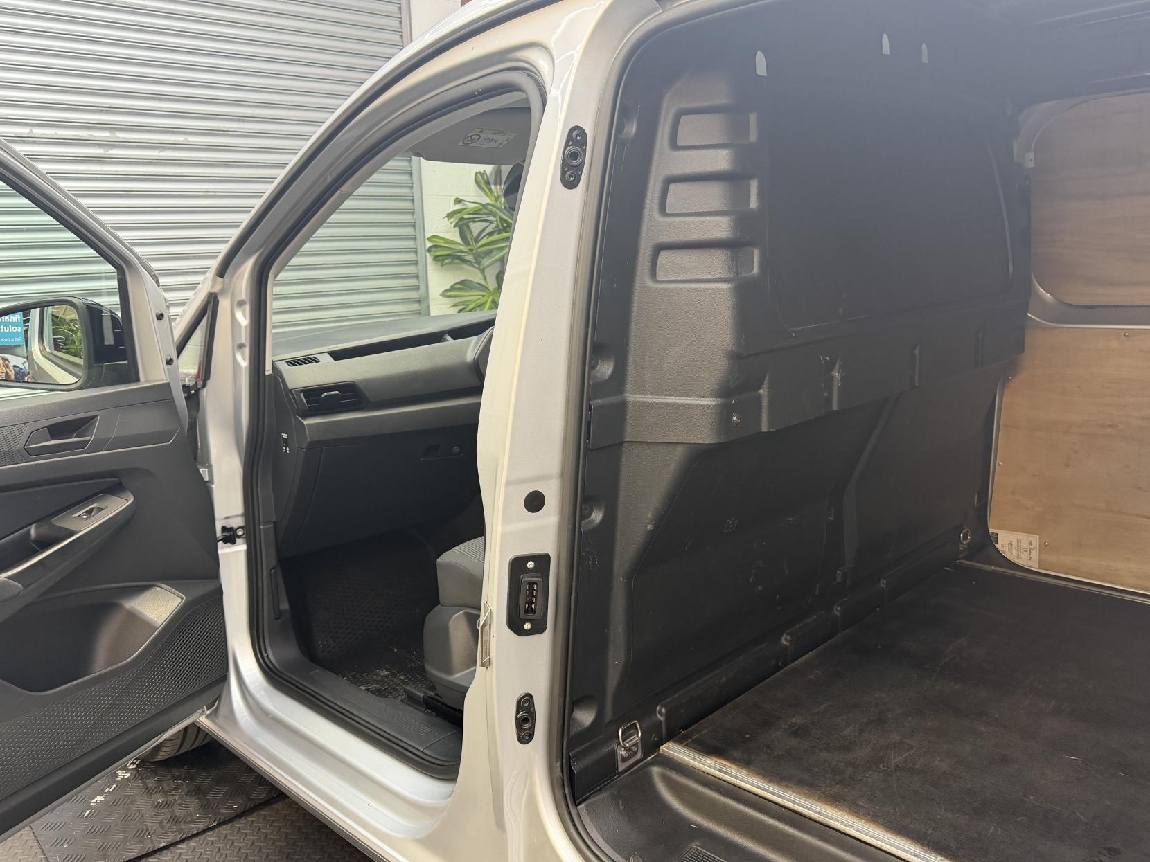 2021 Volkswagen Caddy Maxi 2.0 TDI C20 Commerce Pro Panel Van 6dr Diesel Manual LWB Euro 6 (s/s) (102 ps) - Thumbnail 12