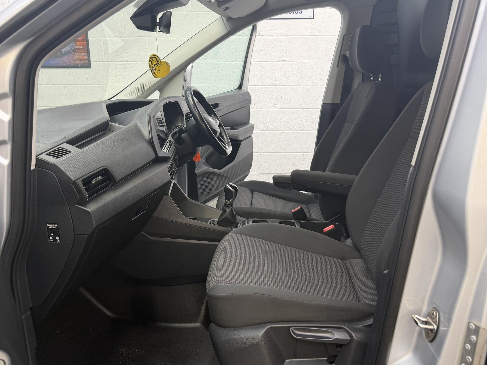 2021 Volkswagen Caddy Maxi 2.0 TDI C20 Commerce Pro Panel Van 6dr Diesel Manual LWB Euro 6 (s/s) (102 ps) - Thumbnail 11