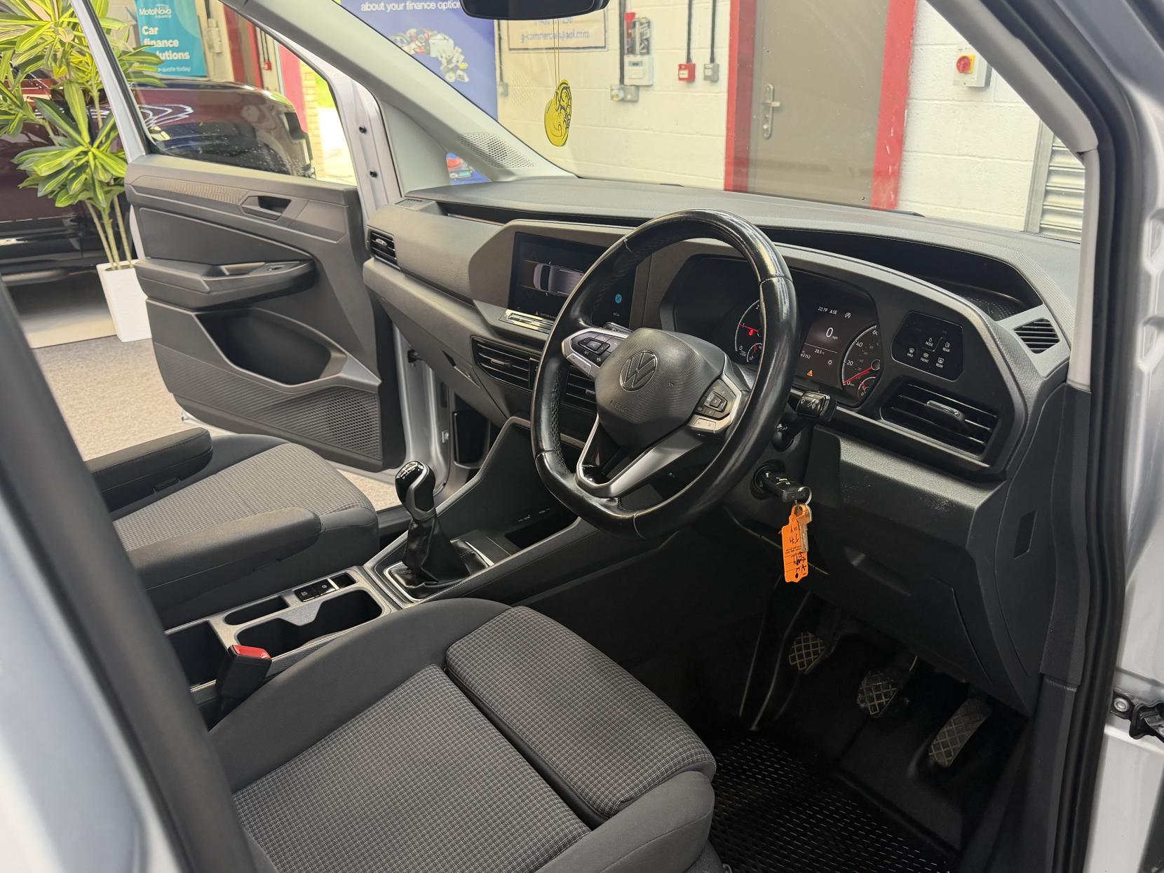 2021 Volkswagen Caddy Maxi 2.0 TDI C20 Commerce Pro Panel Van 6dr Diesel Manual LWB Euro 6 (s/s) (102 ps) - Thumbnail 18