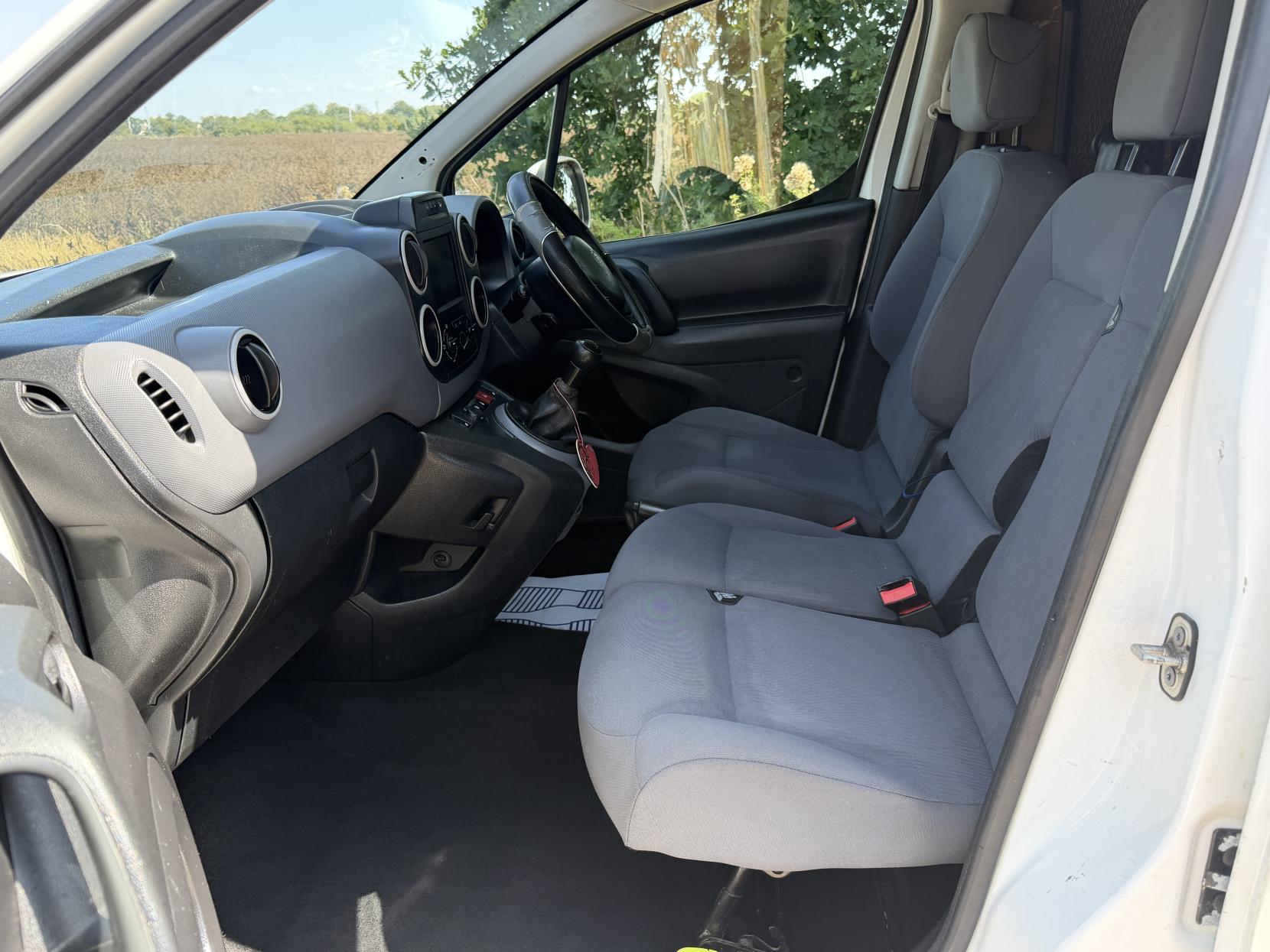 2016 Peugeot Partner 1.6 HDi 625 Professional Panel Van 4dr Diesel Manual L1 (131 g/km, 75 bhp) - Thumbnail 10
