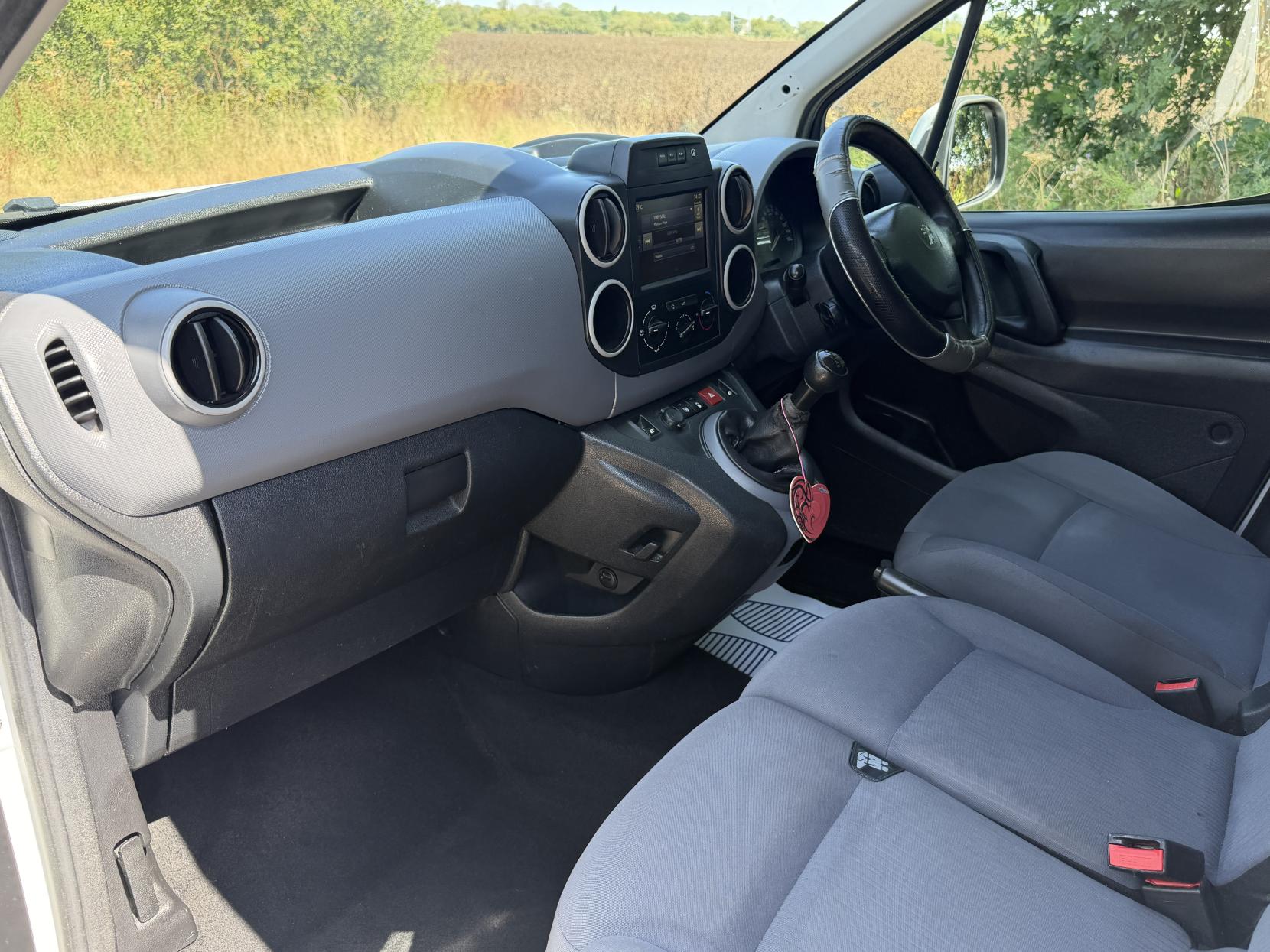 2016 Peugeot Partner 1.6 HDi 625 Professional Panel Van 4dr Diesel Manual L1 (131 g/km, 75 bhp) - Thumbnail 15