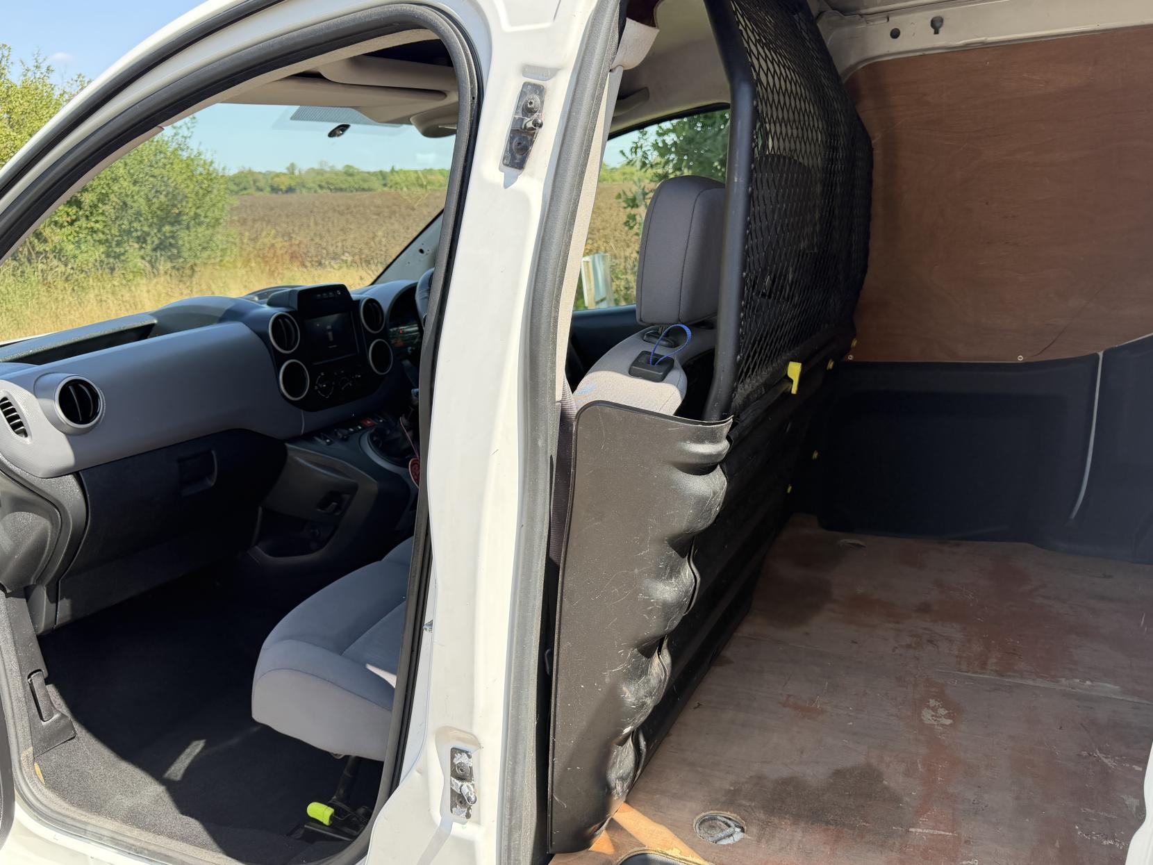 2016 Peugeot Partner 1.6 HDi 625 Professional Panel Van 4dr Diesel Manual L1 (131 g/km, 75 bhp) - Thumbnail 13