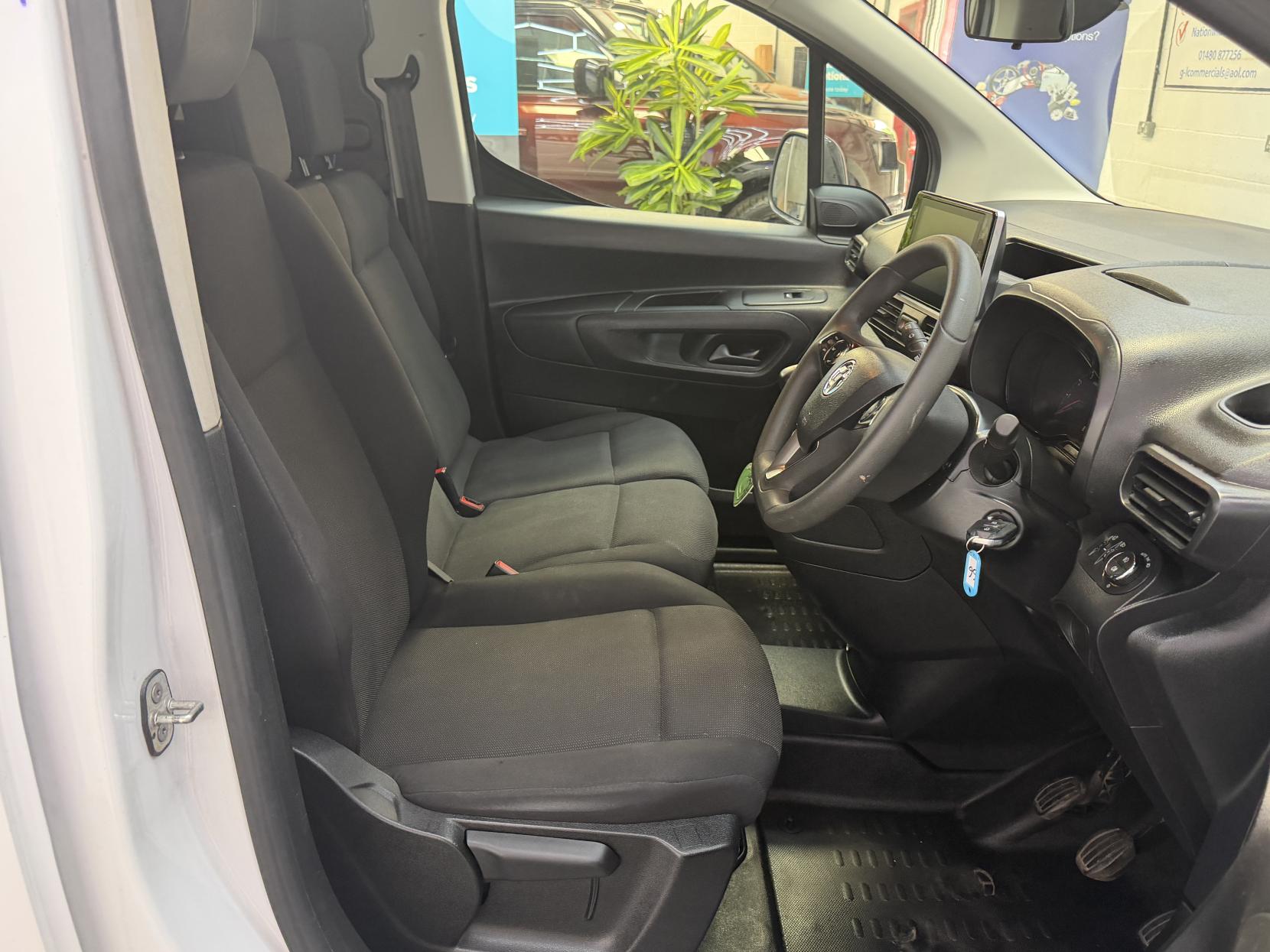 2023 Vauxhall Combo 1.5 Turbo D 2300 Pro Panel Van 6dr Diesel Manual L2 H1 Euro 6 (s/s) (100 ps) - Thumbnail 2