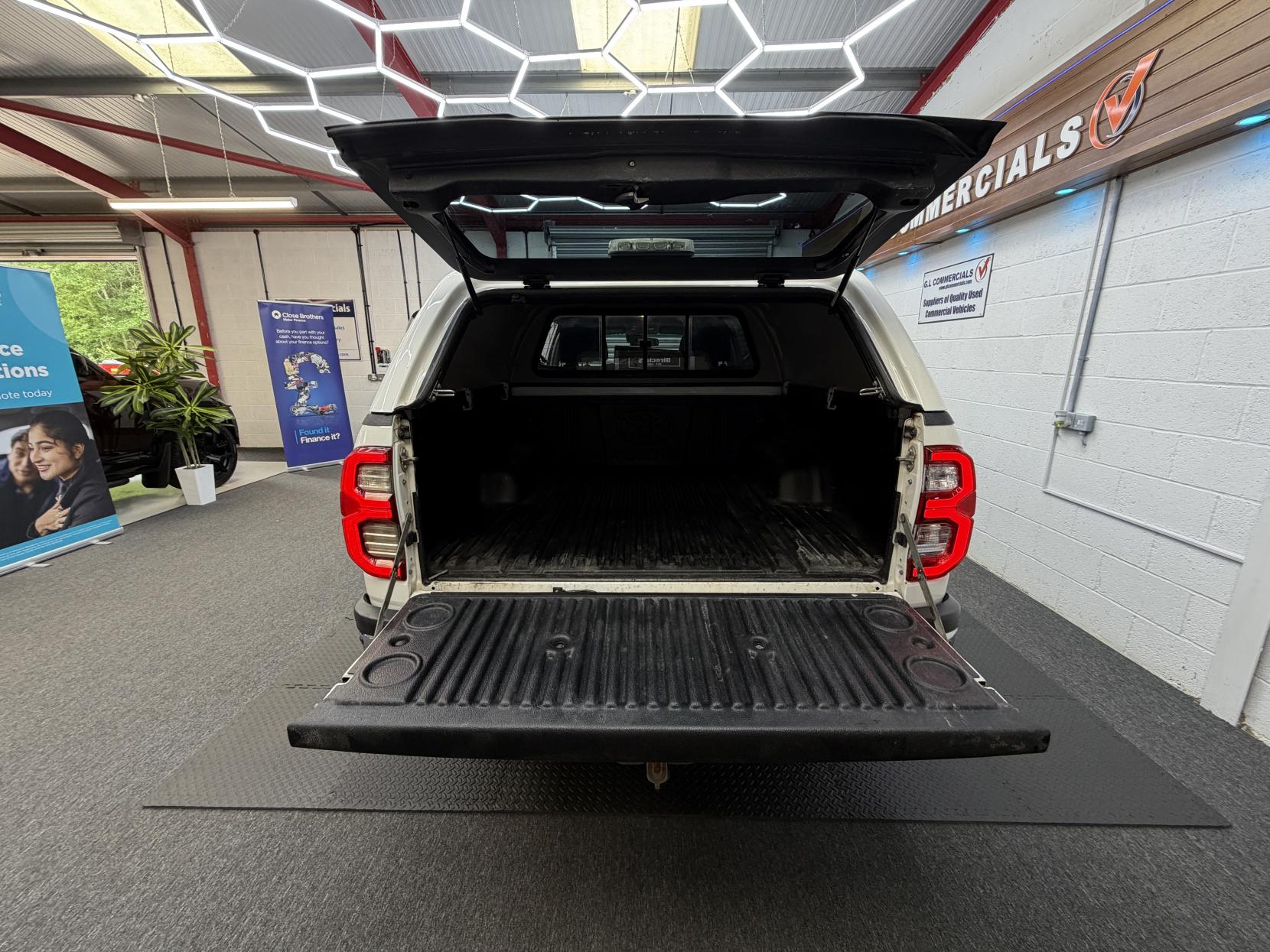 2023 Toyota Hilux 2.4 D-4D Invincible Pickup Double Cab 4dr Diesel Auto 4WD Euro 6 (s/s) (150 ps) - Thumbnail 8