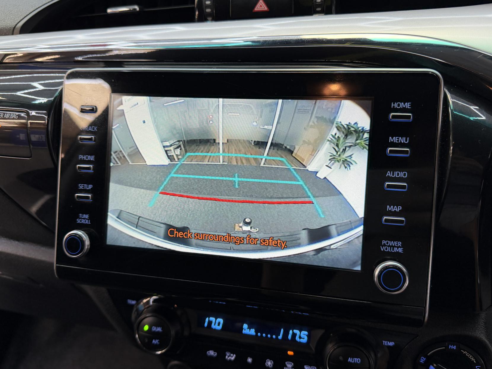2023 Toyota Hilux 2.4 D-4D Invincible Pickup Double Cab 4dr Diesel Auto 4WD Euro 6 (s/s) (150 ps) - Thumbnail 19