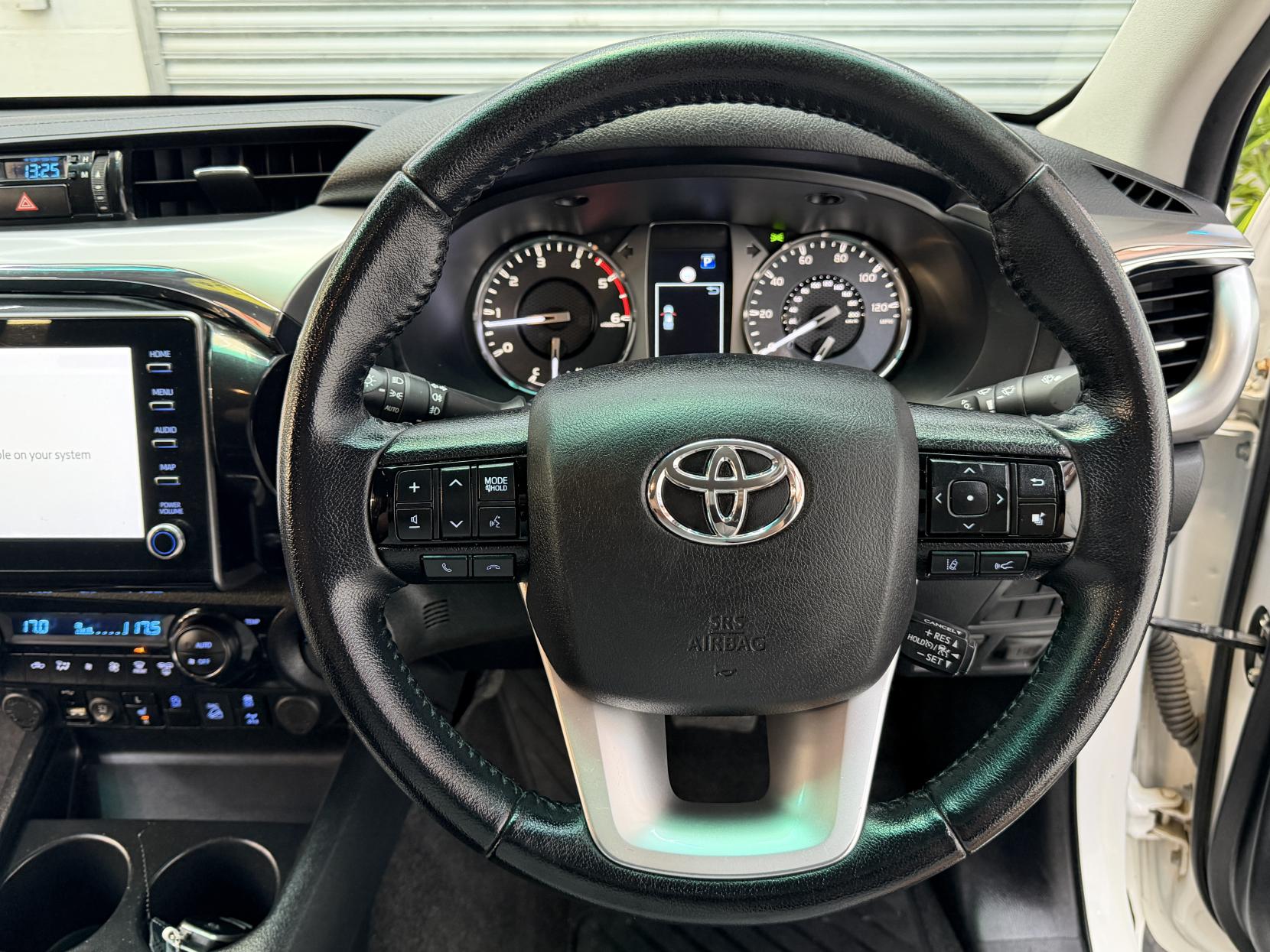 2023 Toyota Hilux 2.4 D-4D Invincible Pickup Double Cab 4dr Diesel Auto 4WD Euro 6 (s/s) (150 ps) - Thumbnail 21