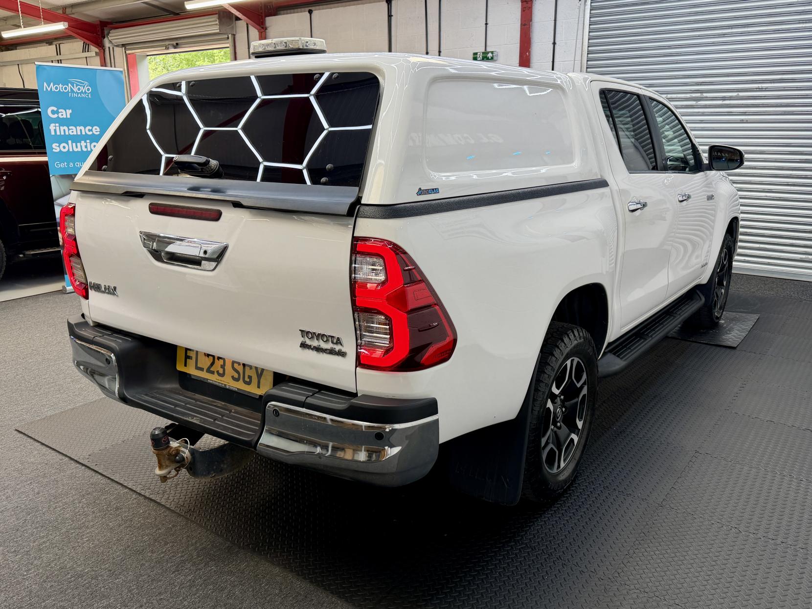 2023 Toyota Hilux 2.4 D-4D Invincible Pickup Double Cab 4dr Diesel Auto 4WD Euro 6 (s/s) (150 ps) - Thumbnail 5