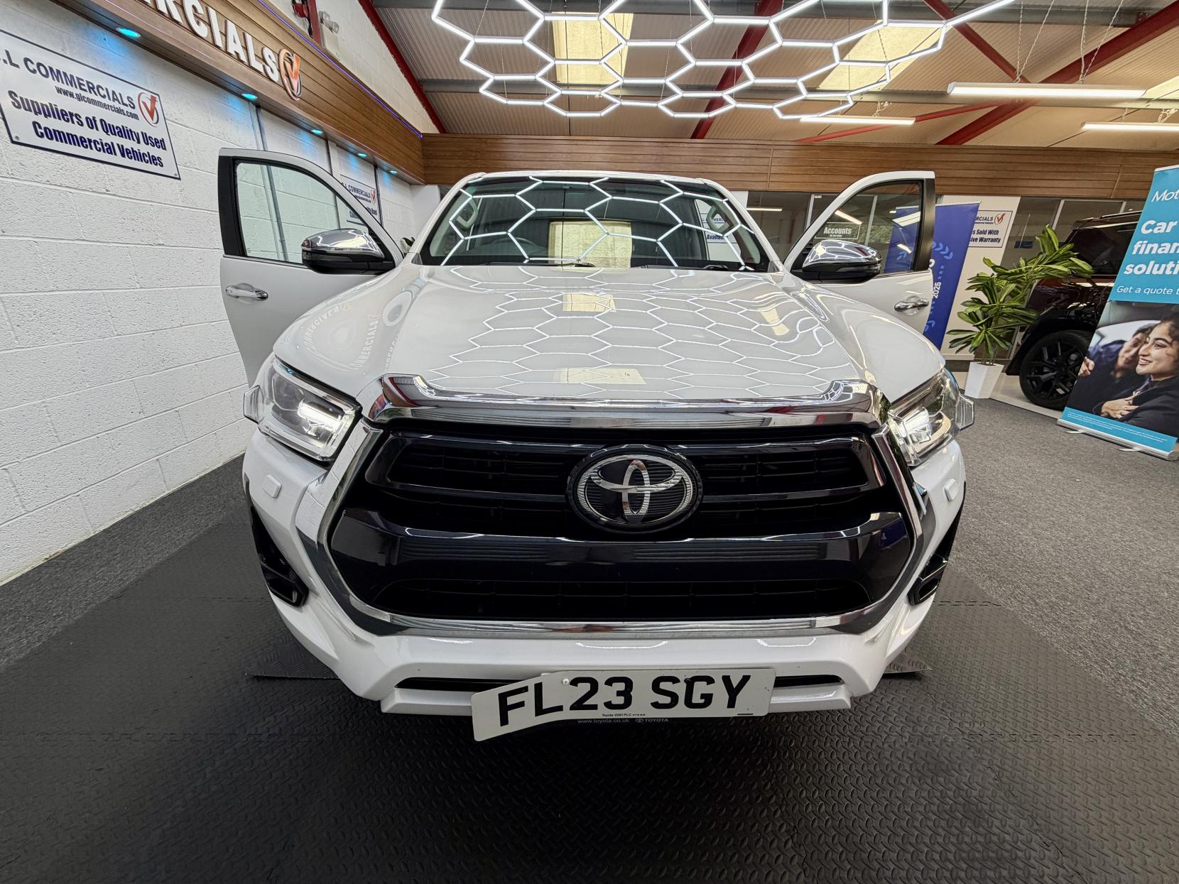 2023 Toyota Hilux 2.4 D-4D Invincible Pickup Double Cab 4dr Diesel Auto 4WD Euro 6 (s/s) (150 ps) - Thumbnail 3