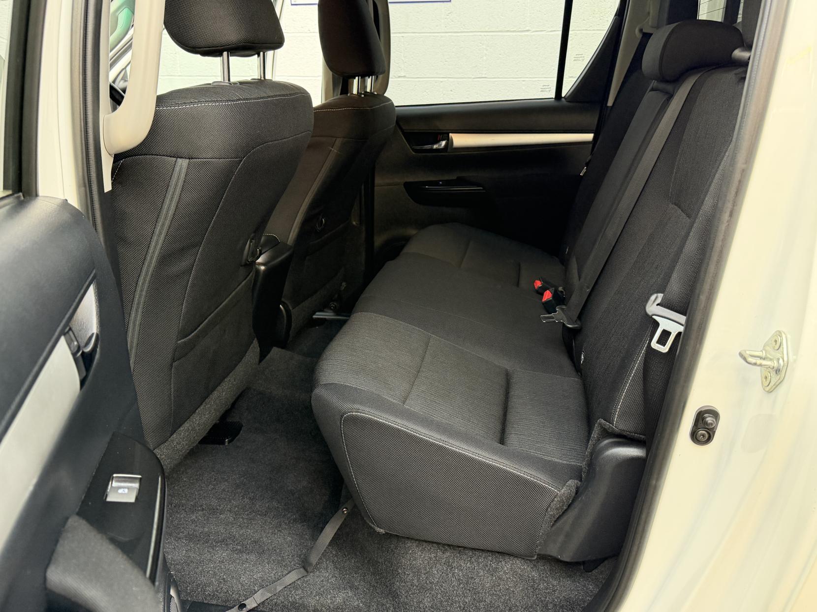 2023 Toyota Hilux 2.4 D-4D Invincible Pickup Double Cab 4dr Diesel Auto 4WD Euro 6 (s/s) (150 ps) - Thumbnail 13