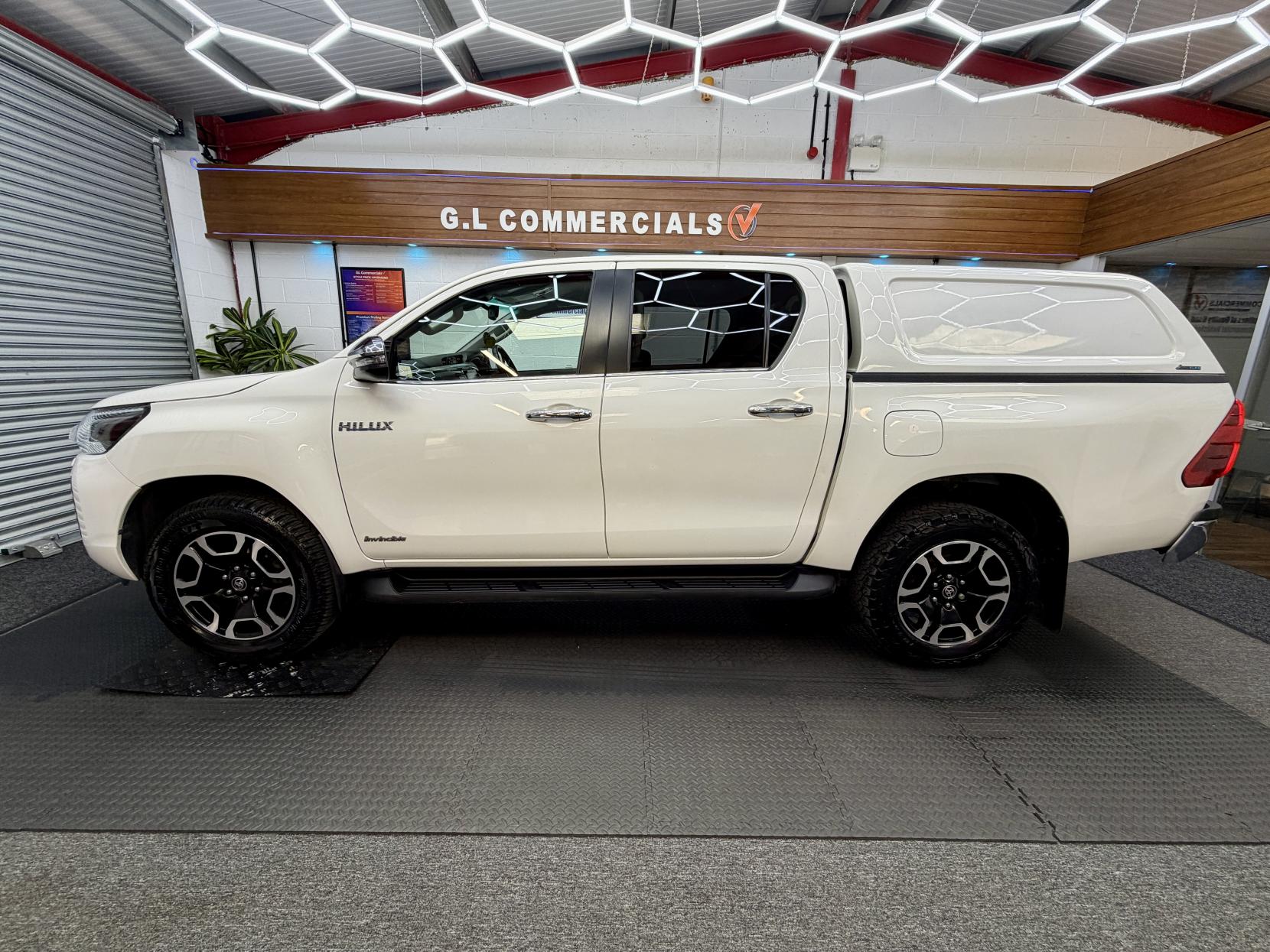 2023 Toyota Hilux 2.4 D-4D Invincible Pickup Double Cab 4dr Diesel Auto 4WD Euro 6 (s/s) (150 ps) - Thumbnail 2