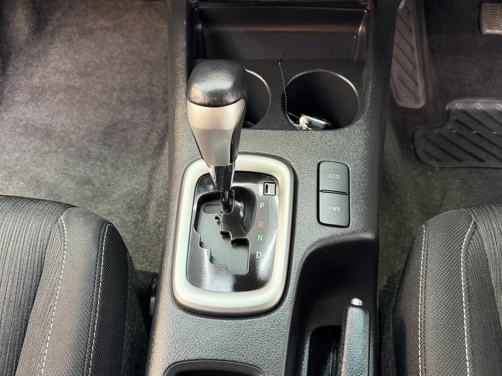 2023 Toyota Hilux 2.4 D-4D Invincible Pickup Double Cab 4dr Diesel Auto 4WD Euro 6 (s/s) (150 ps) - Thumbnail 17
