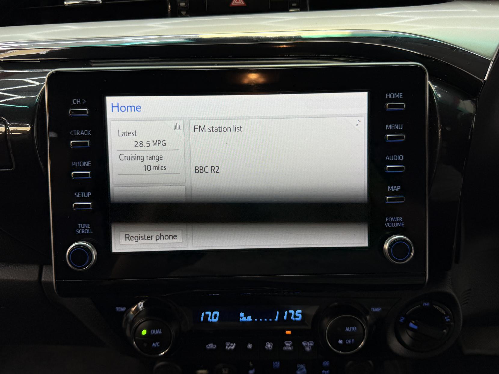 2023 Toyota Hilux 2.4 D-4D Invincible Pickup Double Cab 4dr Diesel Auto 4WD Euro 6 (s/s) (150 ps) - Thumbnail 16
