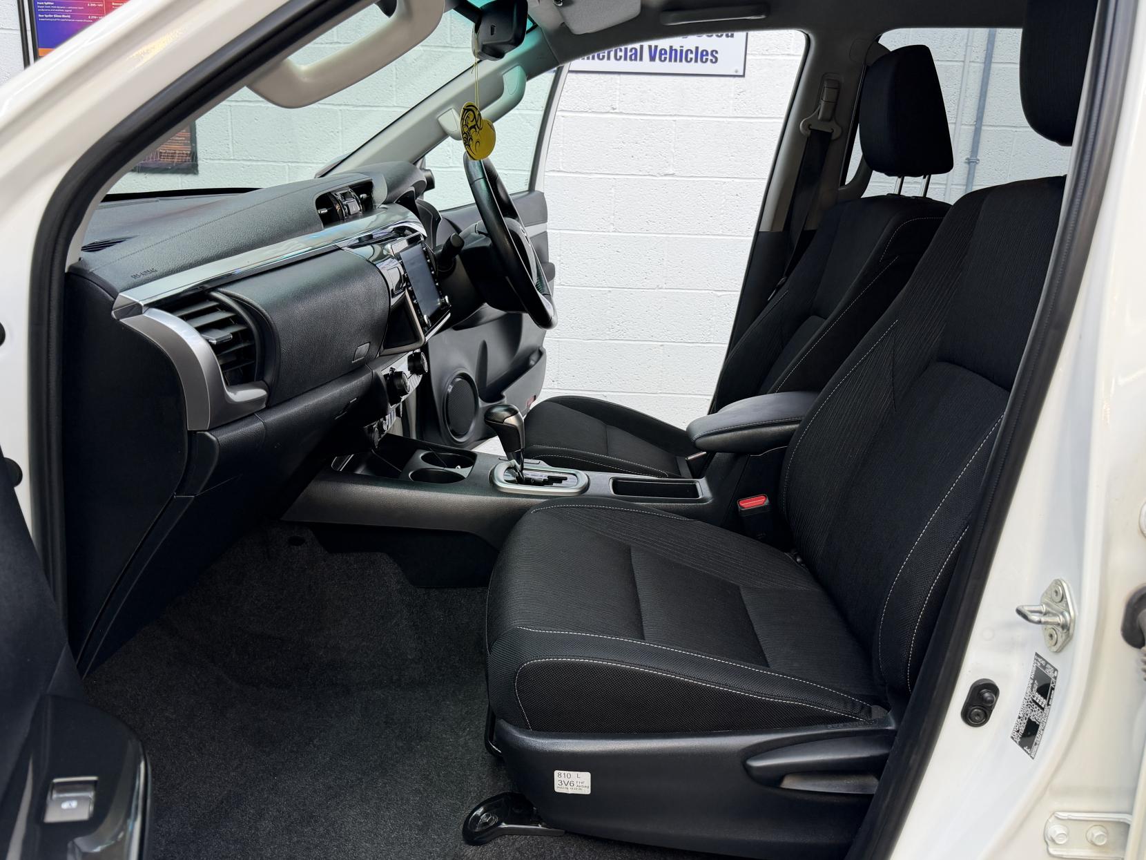 2023 Toyota Hilux 2.4 D-4D Invincible Pickup Double Cab 4dr Diesel Auto 4WD Euro 6 (s/s) (150 ps) - Thumbnail 11