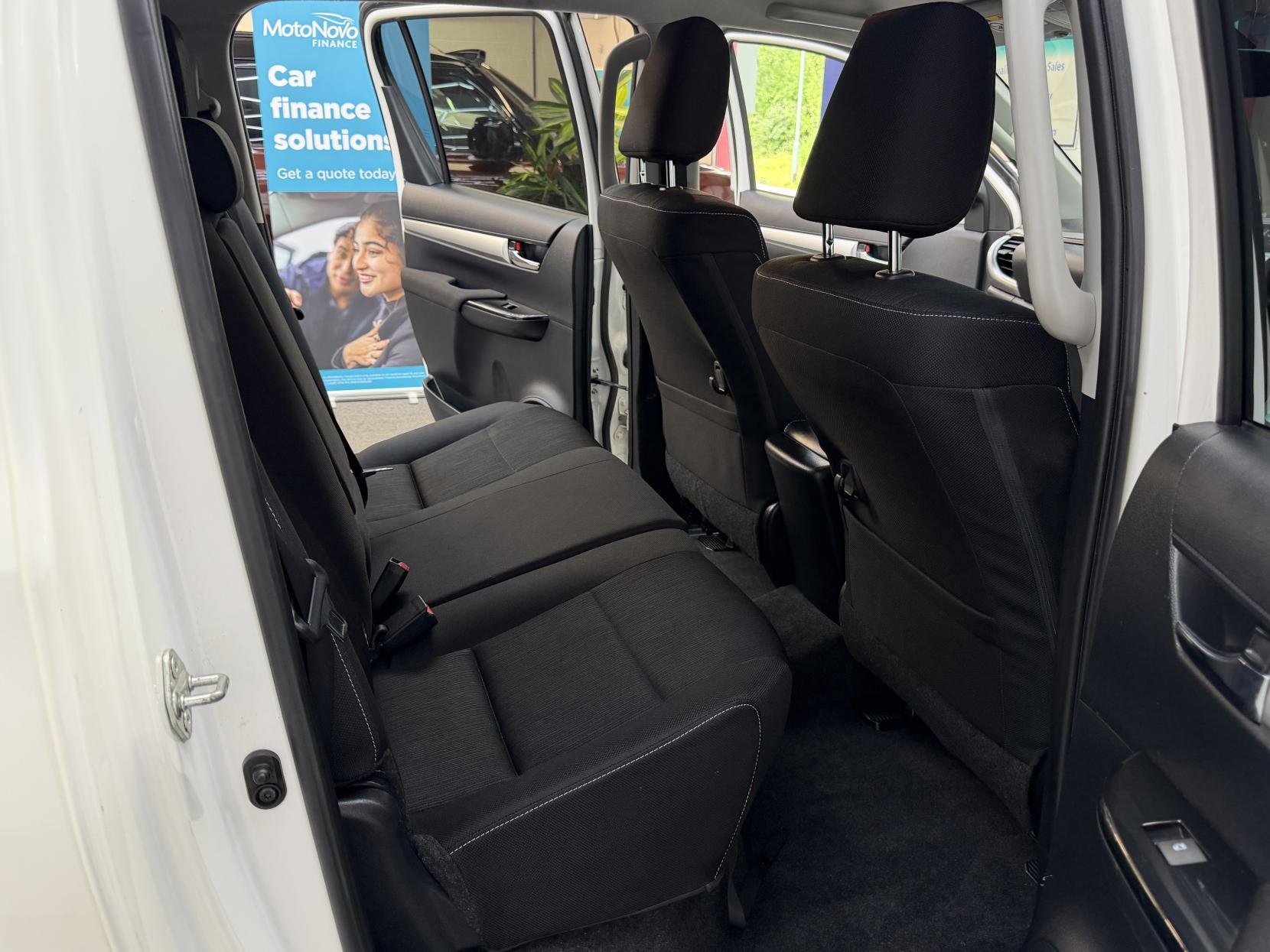 2023 Toyota Hilux 2.4 D-4D Invincible Pickup Double Cab 4dr Diesel Auto 4WD Euro 6 (s/s) (150 ps) - Thumbnail 12