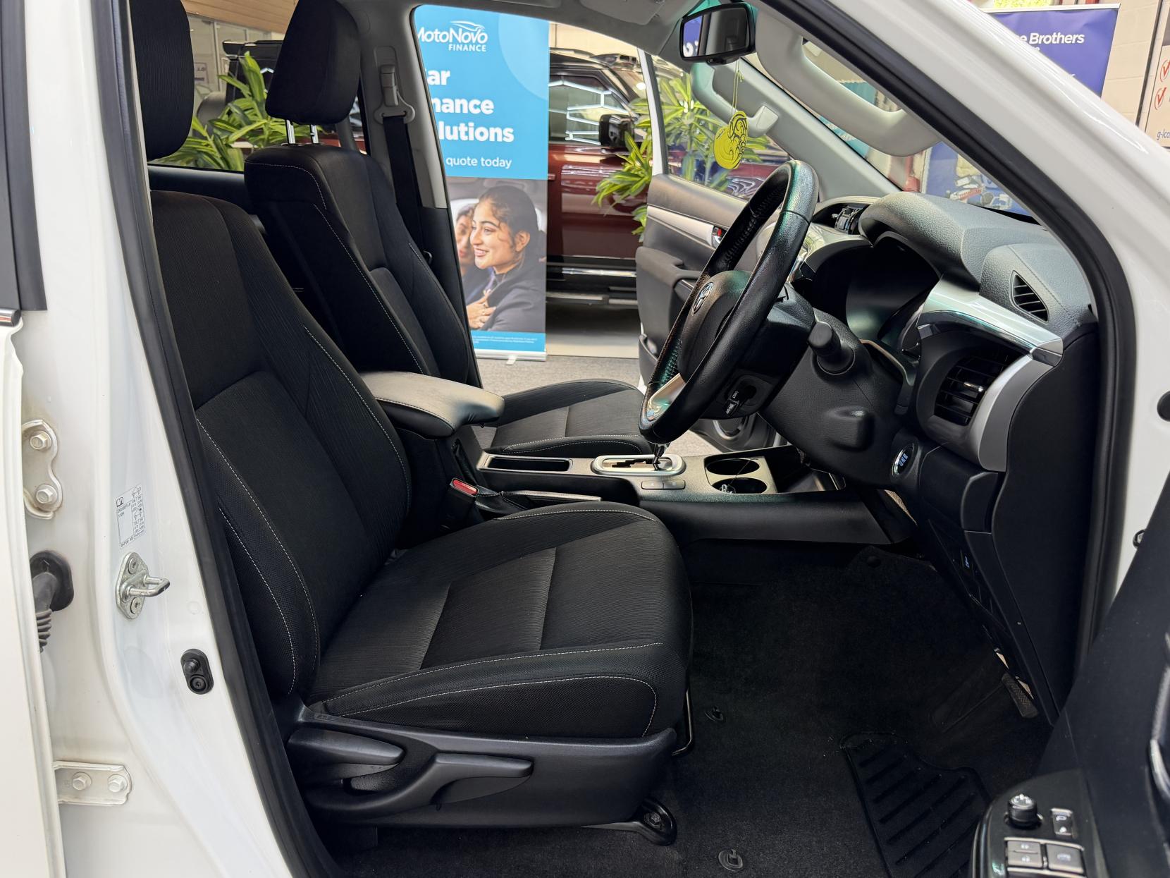 2023 Toyota Hilux 2.4 D-4D Invincible Pickup Double Cab 4dr Diesel Auto 4WD Euro 6 (s/s) (150 ps) - Thumbnail 10