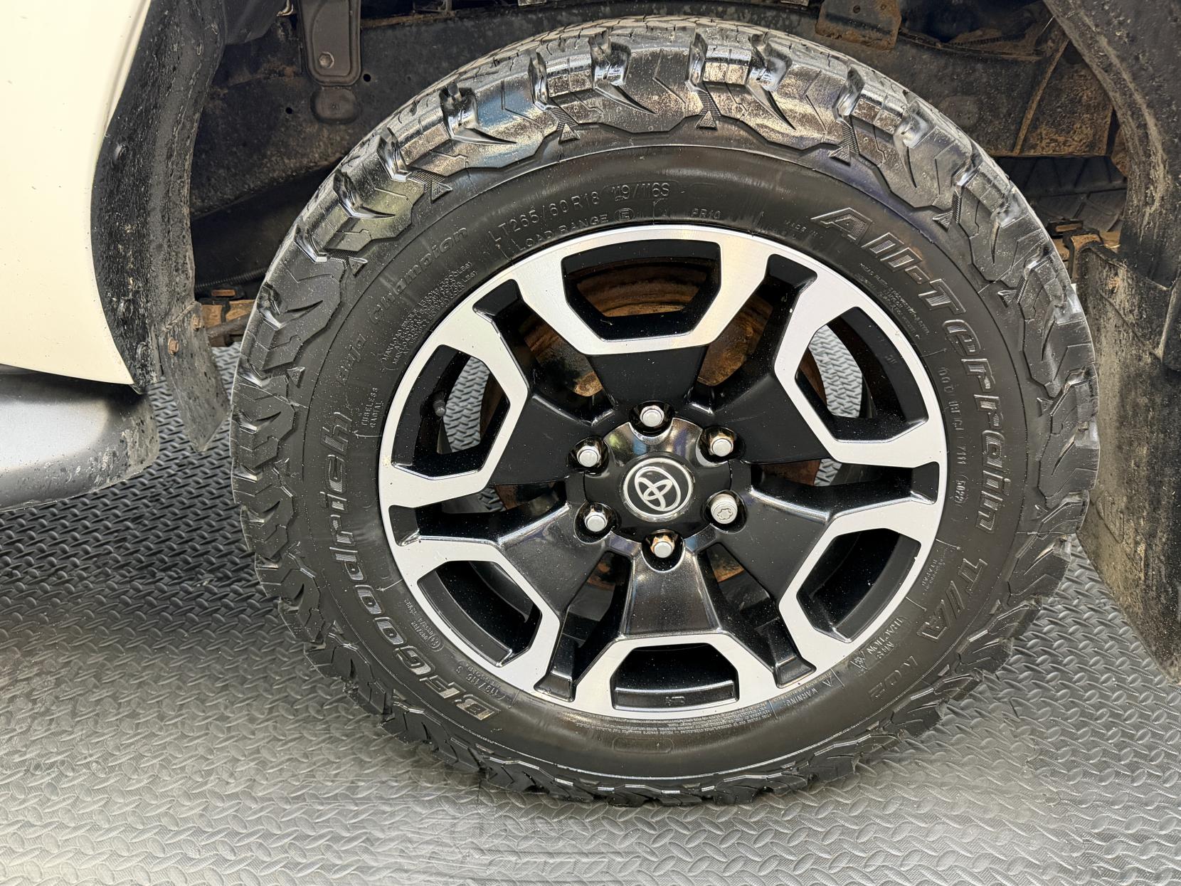 2023 Toyota Hilux 2.4 D-4D Invincible Pickup Double Cab 4dr Diesel Auto 4WD Euro 6 (s/s) (150 ps) - Thumbnail 14