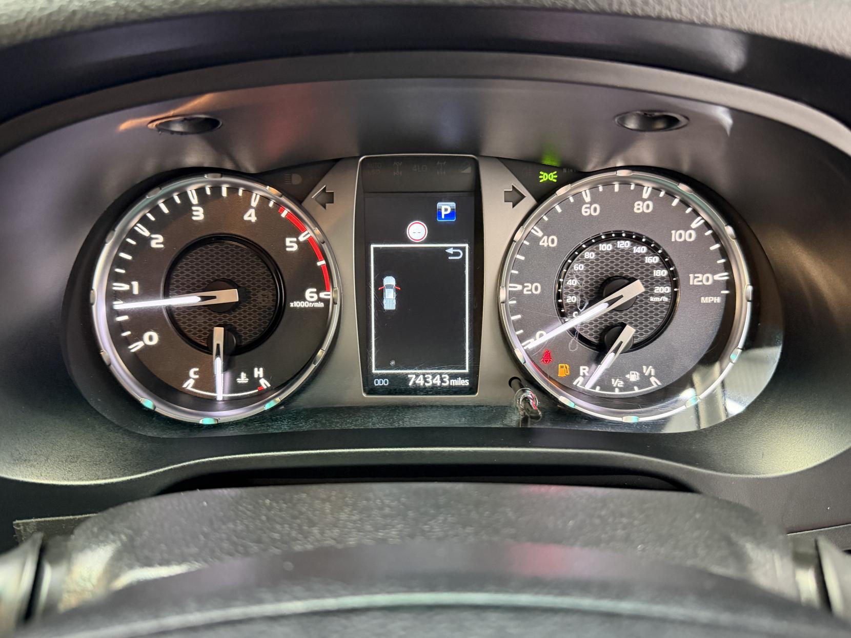 2023 Toyota Hilux 2.4 D-4D Invincible Pickup Double Cab 4dr Diesel Auto 4WD Euro 6 (s/s) (150 ps) - Thumbnail 18