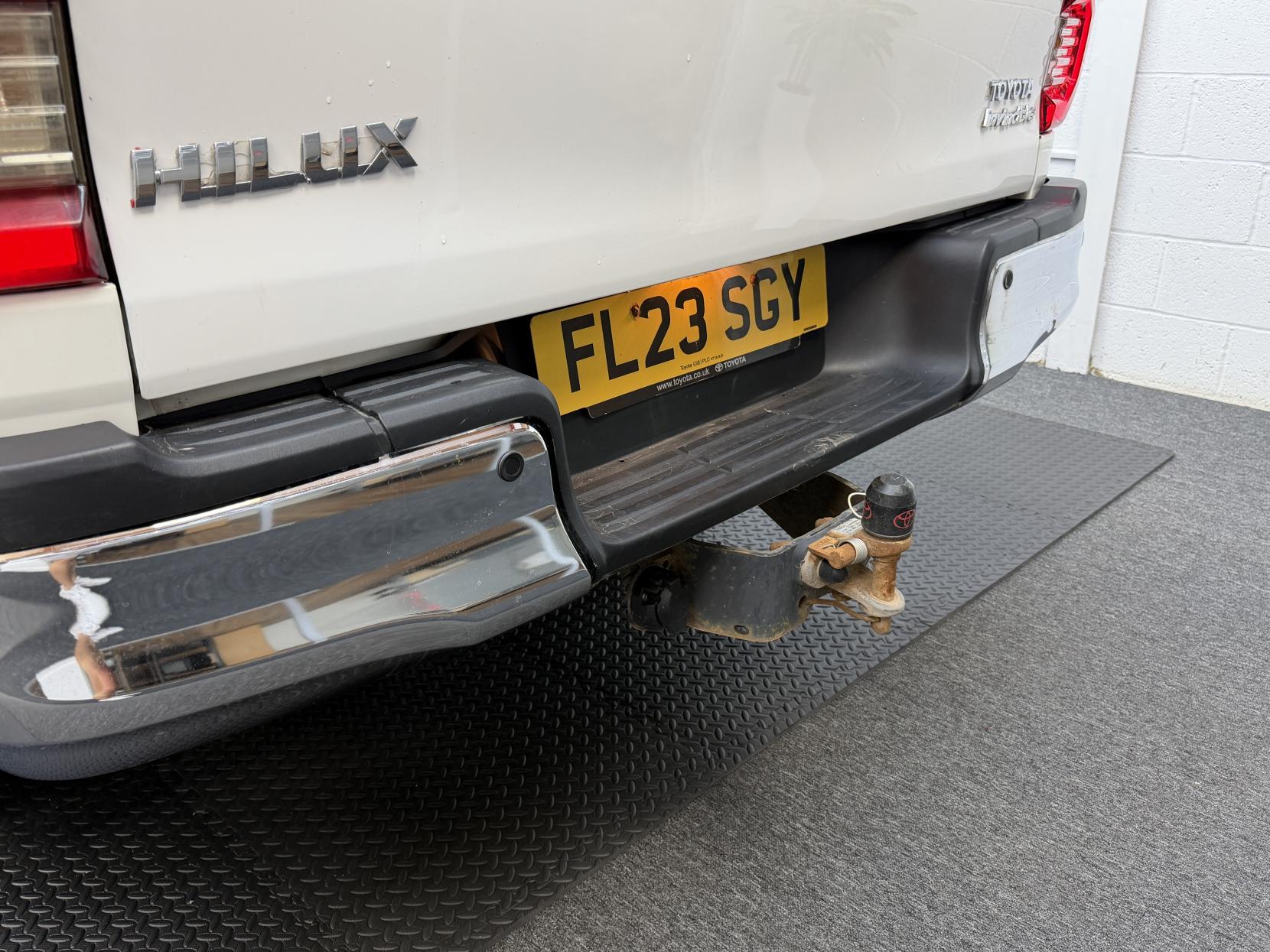 2023 Toyota Hilux 2.4 D-4D Invincible Pickup Double Cab 4dr Diesel Auto 4WD Euro 6 (s/s) (150 ps) - Thumbnail 9