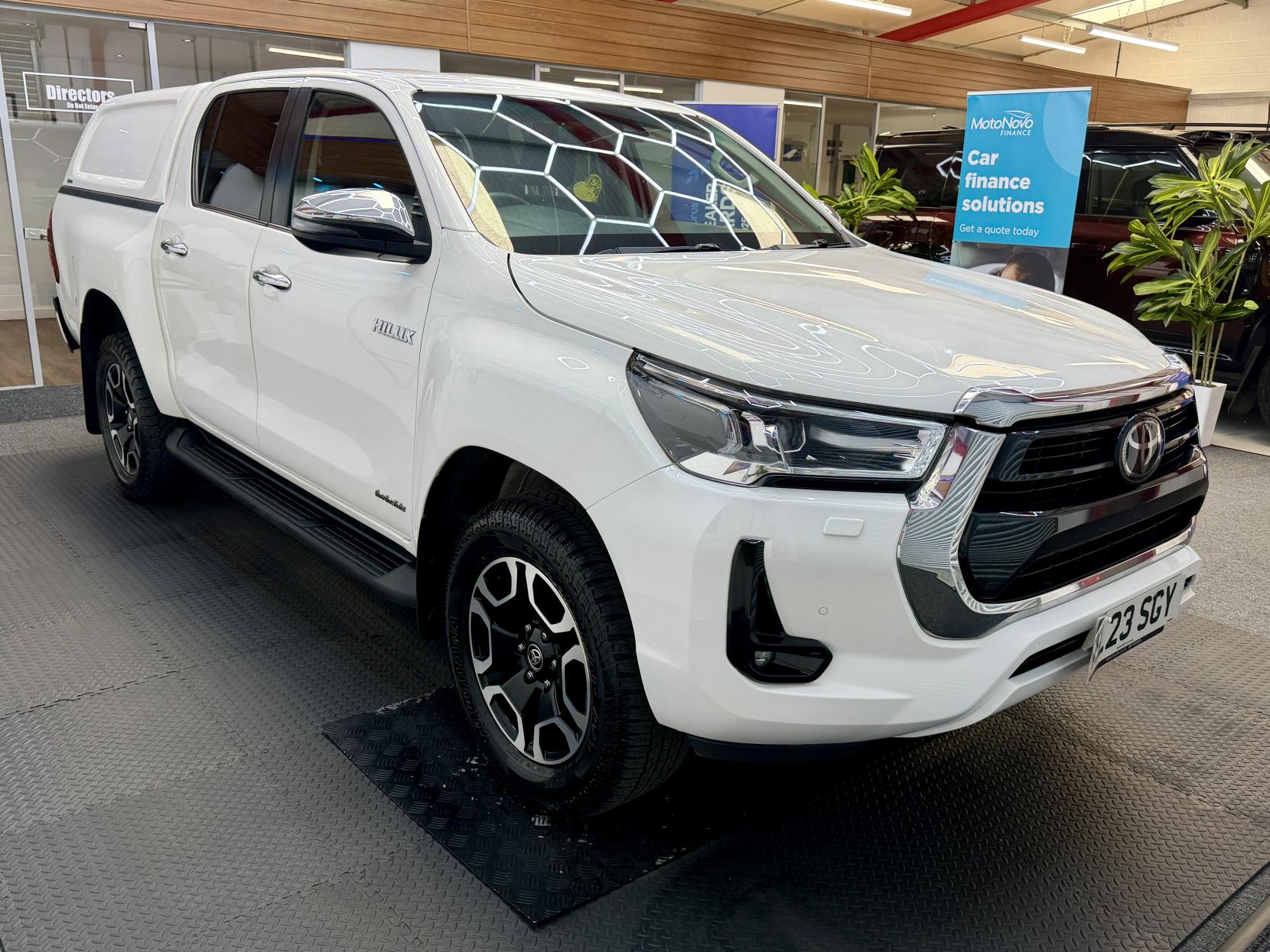 2023 Toyota Hilux 2.4 D-4D Invincible Pickup Double Cab 4dr Diesel Auto 4WD Euro 6 (s/s) (150 ps) - Thumbnail 6