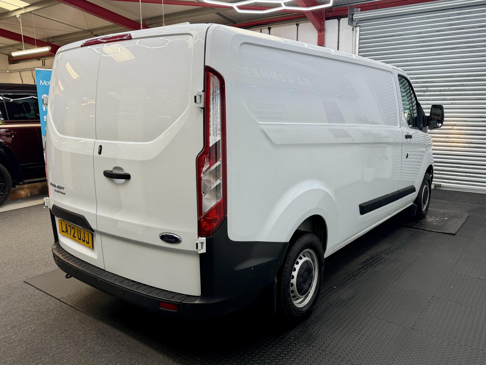 2023 Ford Transit Custom 2.0 300 EcoBlue Leader Panel Van 5dr Diesel Manual L2 H1 Euro 6 (s/s) (130 ps) - Thumbnail 5
