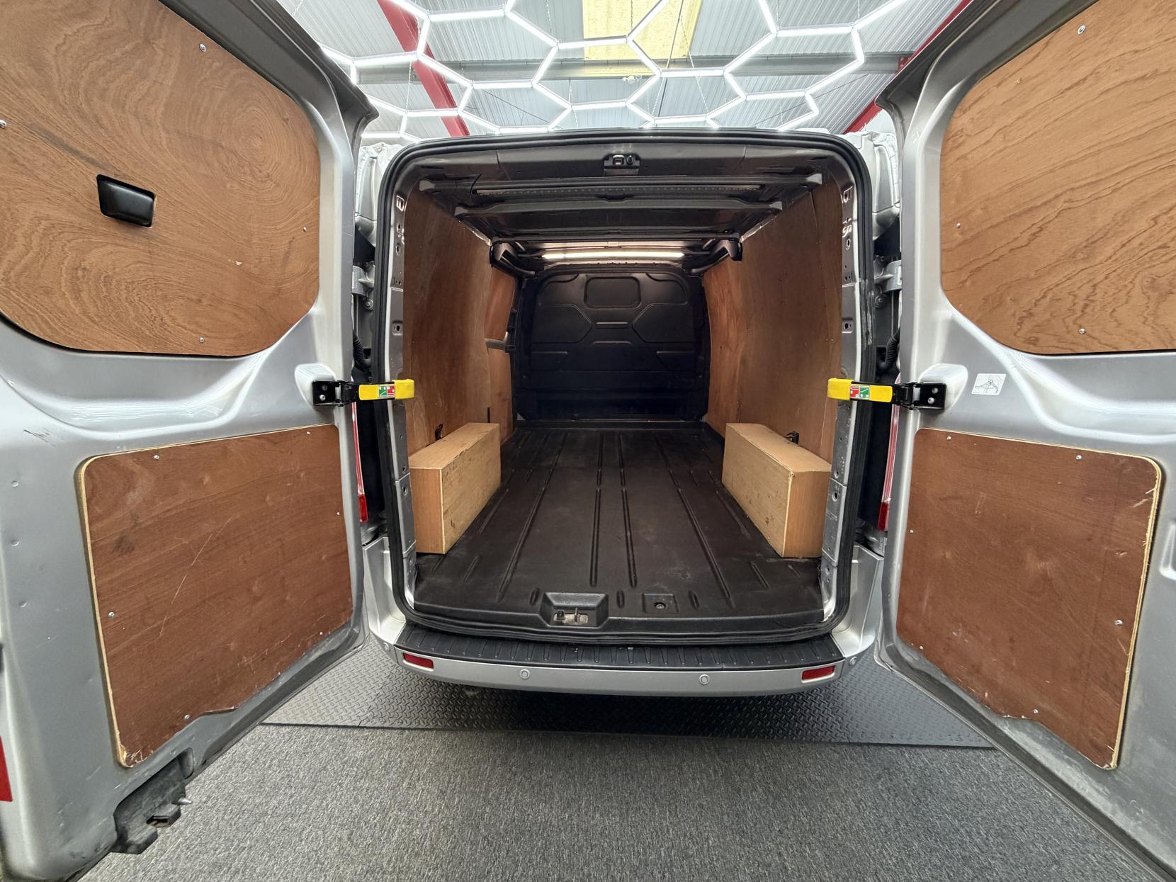 2022 Ford Transit Custom 2.0 300 EcoBlue Limited Panel Van 5dr Diesel Auto L2 H1 Euro 6 (130 ps) - Thumbnail 8