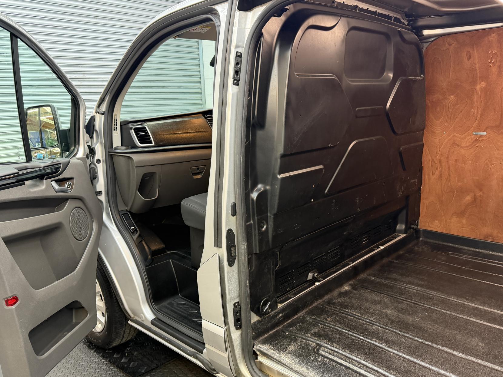2022 Ford Transit Custom 2.0 300 EcoBlue Limited Panel Van 5dr Diesel Auto L2 H1 Euro 6 (130 ps) - Thumbnail 19
