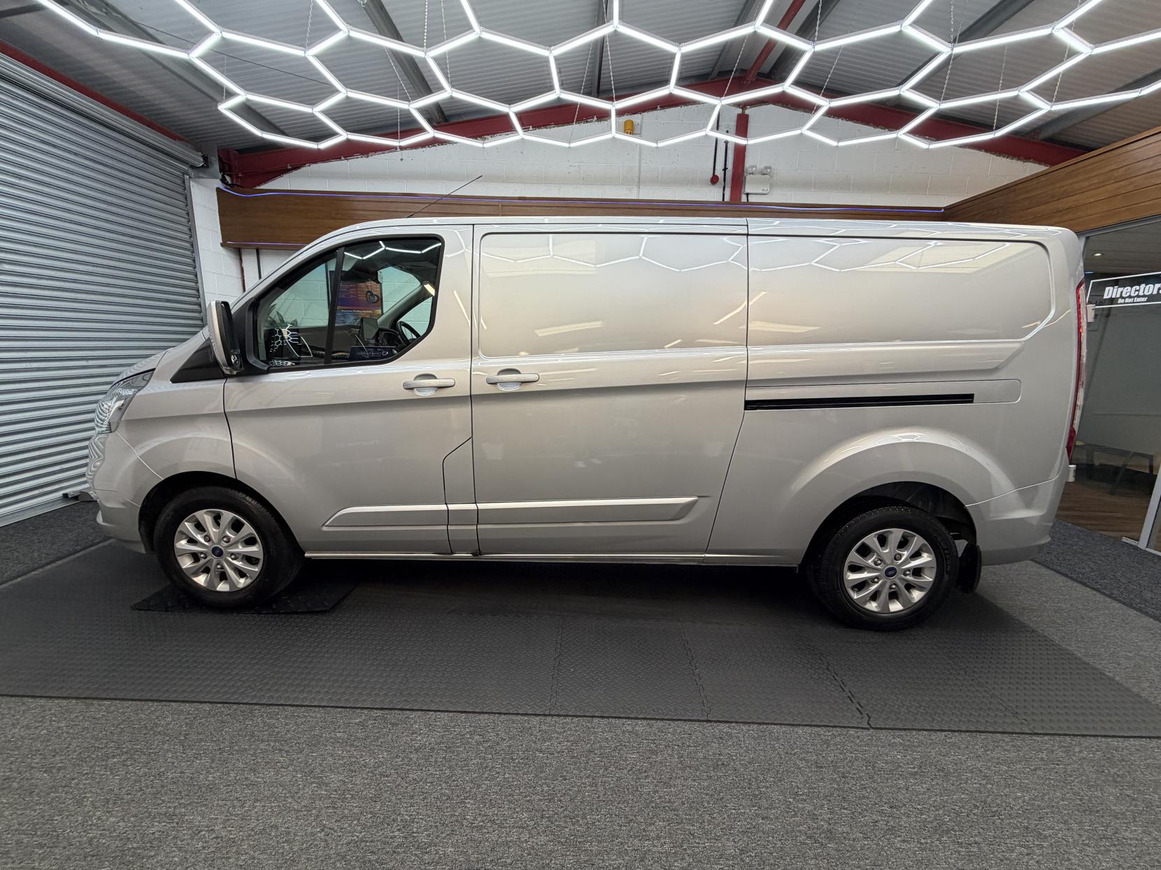 2022 Ford Transit Custom 2.0 300 EcoBlue Limited Panel Van 5dr Diesel Auto L2 H1 Euro 6 (130 ps) - Thumbnail 2